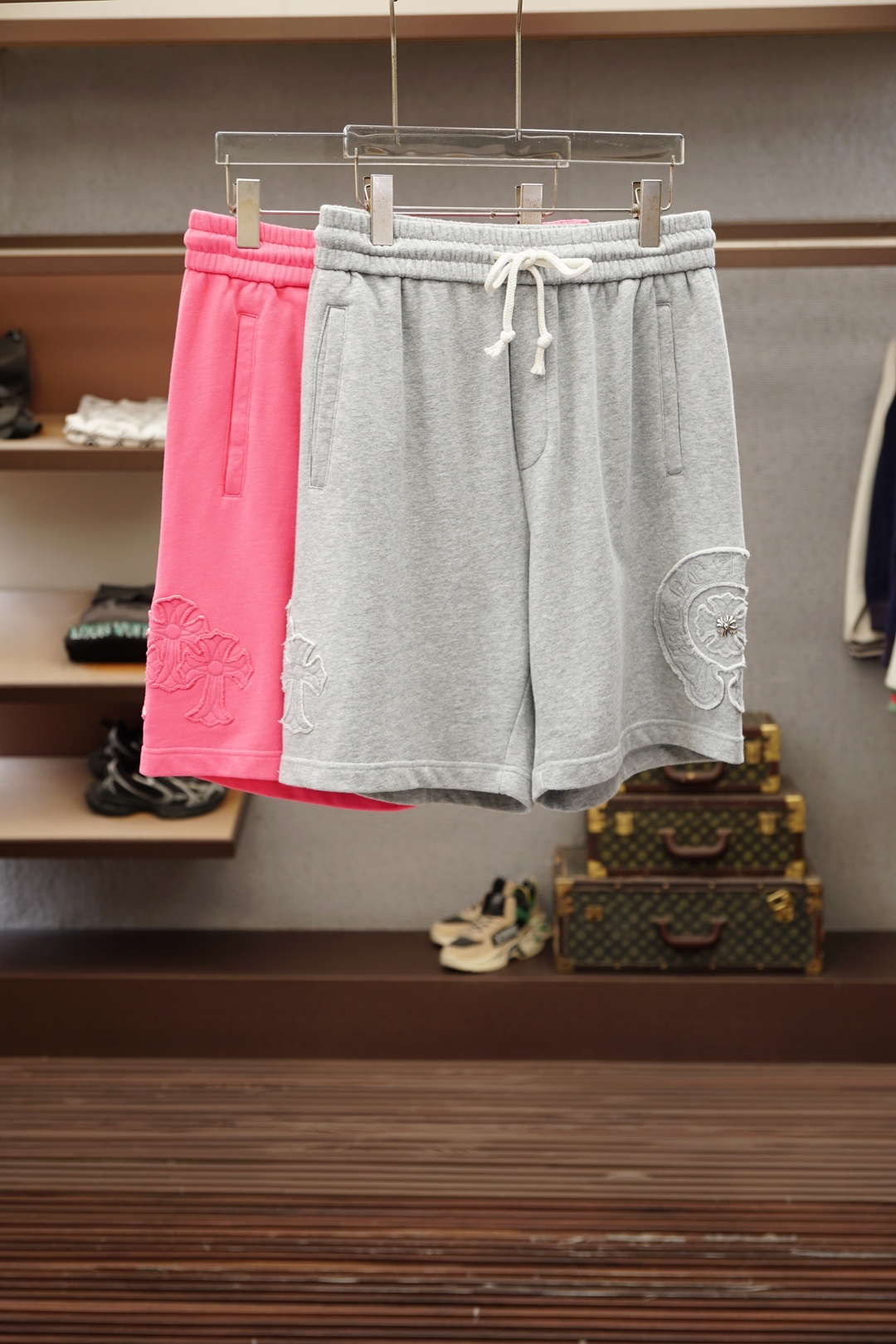 NO:946404,Kroxin/2026 ultra-thin simple high-end light luxury style denim shorts, cut-out design for men's commuting and versatile business jeans. Simple but not simple. Symbolizing comfort and elegance!  !  Full of style. Super stylish, simple and comfortable!  It feels gentle and delicate, and the thickness is also designed to be thin for spring and summer. It is super soft and breathable, just suitable for this season. It is very high-end, rich in design, and the upper body effect is great!  Produced by the original factory, recommended for the first time in the industry, a good product that every brother should configure!  Recommended product sizes are 29-38, chrome hearts, shorts, jeans,19860909克罗心/2026超薄款简约高端轻奢范牛仔短裤,版型裁剪设计男士通勤百搭商务牛仔裤 简约不简单.象征着舒适、优雅！！十足腔调.超有型,简洁舒适！手感温和、触感细腻,厚度也为春夏薄款设计,超柔和透气,正适合这个时节,非常高档,及其富有设计感,上身效果非常棒！原厂代工出品,业内首发推荐,每个兄弟都应该配置的好货！ 单品尺码推荐29-38,,chrome hearts,shorts,jeans,,Men's clothing