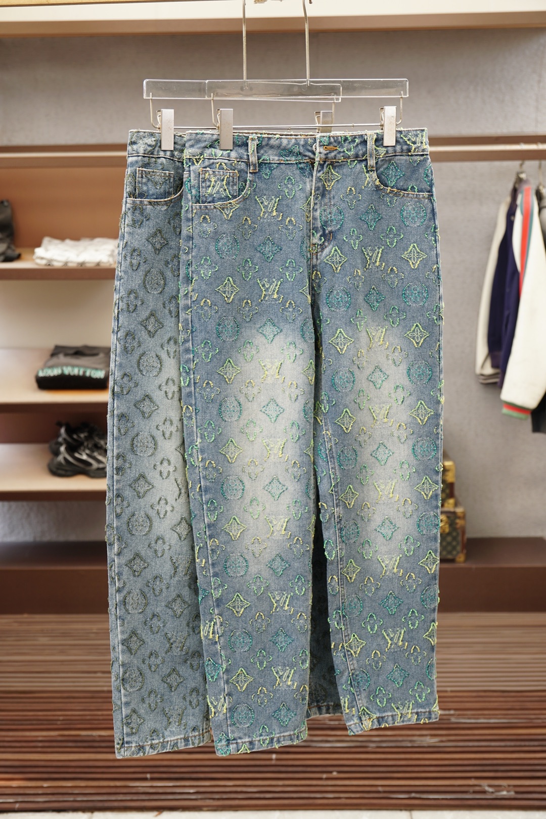 NO:946377,LV - 2026 spring and summer straight jeans series new godfather-level washed jeans. Luxurious ss official website counter 9000 ocean new products are hot-selling. Original replica leather brand. Highly recommended. Complex craftsmanship + washed foreign trade. Quality and detail processing are in place. Luxurious details hardware accessories. Stretch slim straight pants. Size. 29-38, 35 but not 37, Louis Vuitton, Jeans,19860909LV -2026春夏直筒牛仔裤系列新品教父级洗水牛仔裤 奢华感ss官网专柜9000大洋新品热销 原版复刻皮牌 重磅强烈推荐 复杂工艺工艺+洗水外贸 品质感细节处理满满到位 奢华感细节五金辅料 弹力修身直筒裤型 尺码.29-38有35无37码,,louis vuitton,jeans,,Men's clothing