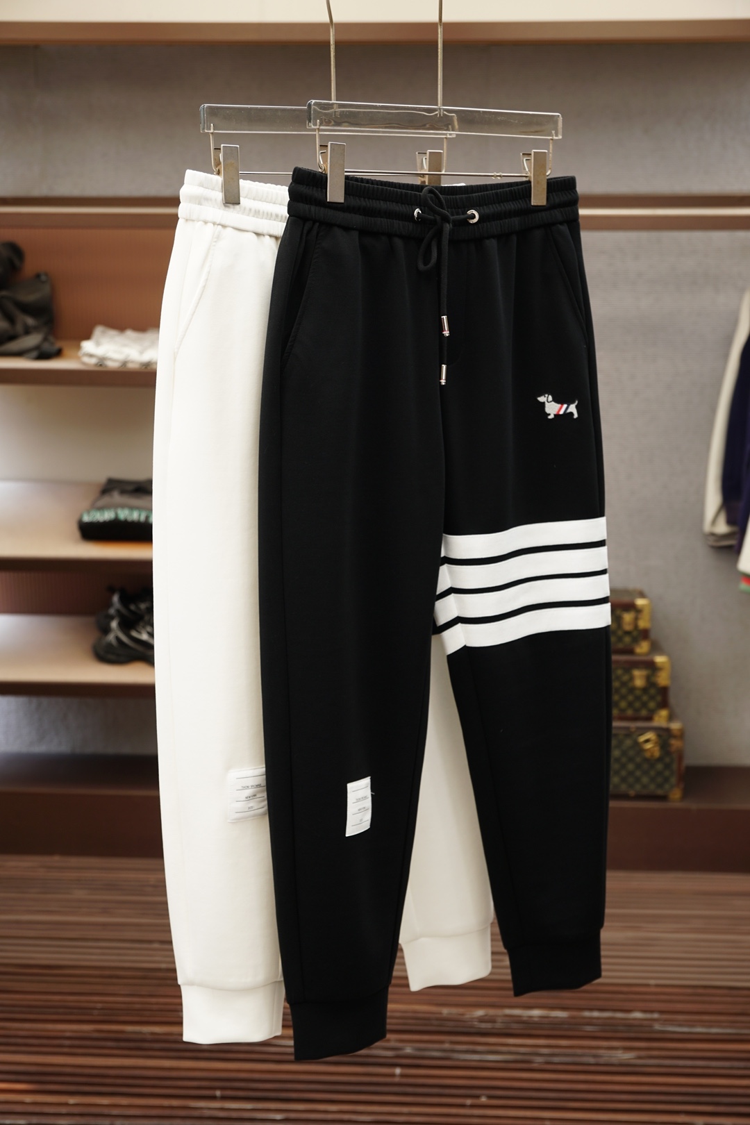 NO:946366,TB/2026 spring and summer hot style welds the sense of relaxation to the body!  Who knows!  Black sweatpants can also be worn to create a high-luxury atmosphere. The three-dimensional tailoring is perfect for concealing the flesh, the leg-binding version is not draggy, and the waistband is embroidered with letter logo + neat lines. It is elegant for daily outings and commuting. It is worthy of being the 'all-match trousers M-4XL' in the luxury fashion world.,19860909TB/2026春夏爆款把松弛感焊在身上！ 谁懂啊！黑色卫裤也能穿出高奢氛围感 立体剪裁藏肉一绝,束脚版型不拖沓, 腰头加刺绣字母logo+利落线条, 日常出街/通勤叠穿都显贵, 不愧是奢潮界的“百搭神裤 M-4XL.,,,Men's clothing