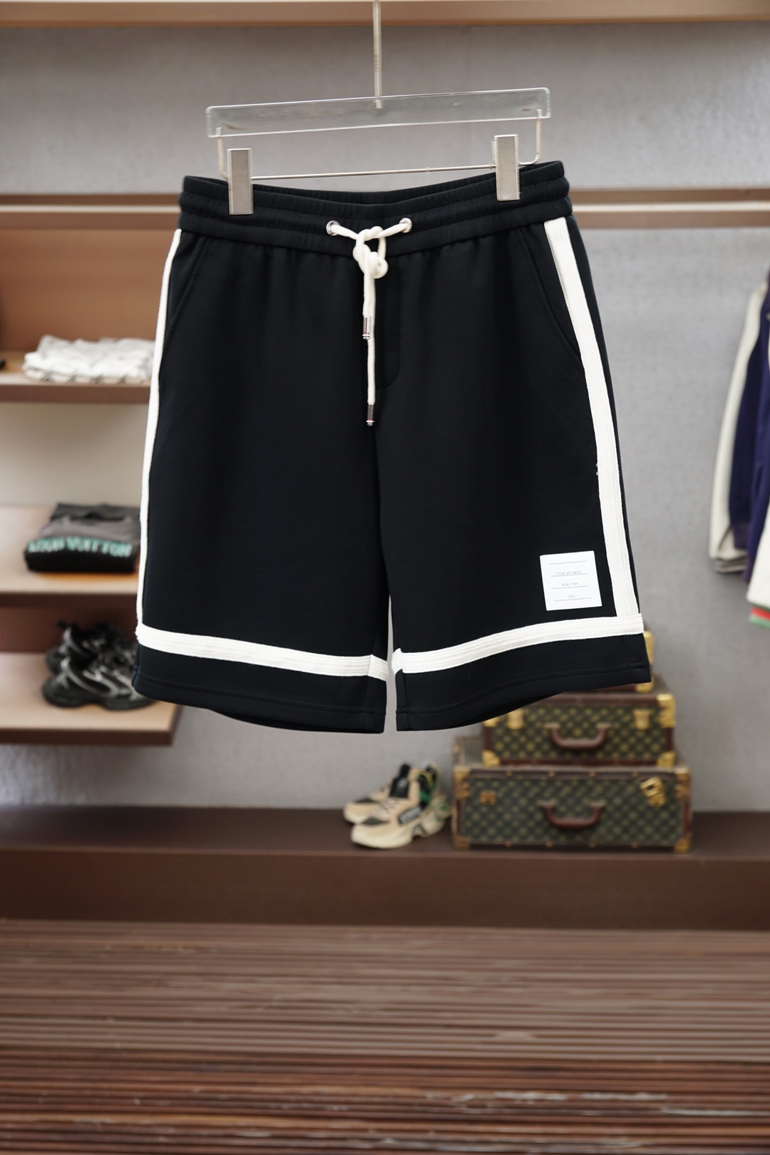 NO:946413,TB/2026 ultra-thin, simple, high-end, light luxury style denim shorts, cut-out design for men, all-match business jeans for commuting. Simple but not simple. Symbolizing comfort and elegance!  !  Full of style. Super stylish, simple and comfortable!  It feels gentle and delicate, and the thickness is also designed to be thin for spring and summer. It is super soft and breathable, just suitable for this season. It is very high-end, rich in design, and the upper body effect is great!  Produced by the original factory, recommended for the first time in the industry, a good product that every brother should configure!  Recommended product sizes are 29-38, shorts, jeans,19860909TB/2026超薄款简约高端轻奢范牛仔短裤,版型裁剪设计男士通勤百搭商务牛仔裤 简约不简单.象征着舒适、优雅！！十足腔调.超有型,简洁舒适！手感温和、触感细腻,厚度也为春夏薄款设计,超柔和透气,正适合这个时节,非常高档,及其富有设计感,上身效果非常棒！原厂代工出品,业内首发推荐,每个兄弟都应该配置的好货！ 单品尺码推荐29-38,,shorts,jeans,,Men's clothing