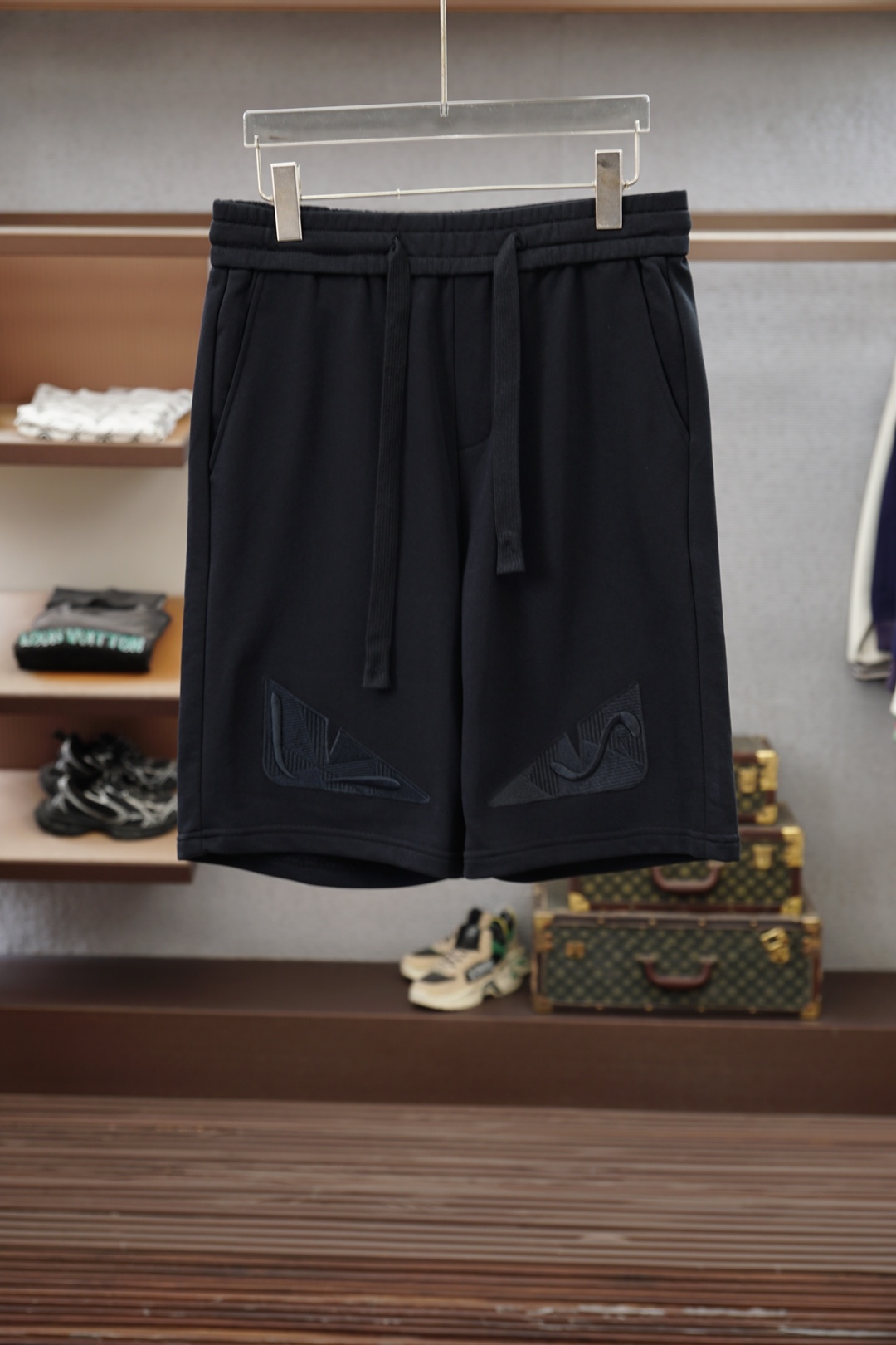 NO:946422,Fendi/2026 ultra-thin simple high-end light luxury style denim shorts, cut-out design for men's commuting and versatile business jeans. Simple but not simple. Symbolizing comfort and elegance!  !  Full of style. Super stylish, simple and comfortable!  It feels gentle and delicate, and the thickness is also designed to be thin for spring and summer. It is super soft and breathable, just suitable for this season. It is very high-end, rich in design, and the upper body effect is great!  Produced by the original factory, recommended for the first time in the industry, a good product that every brother should configure!  Recommended product sizes are 29-38, fendi, shorts, jeans,19860909芬迪/2026超薄款简约高端轻奢范牛仔短裤,版型裁剪设计男士通勤百搭商务牛仔裤 简约不简单.象征着舒适、优雅！！十足腔调.超有型,简洁舒适！手感温和、触感细腻,厚度也为春夏薄款设计,超柔和透气,正适合这个时节,非常高档,及其富有设计感,上身效果非常棒！原厂代工出品,业内首发推荐,每个兄弟都应该配置的好货！ 单品尺码推荐29-38,,fendi,shorts,jeans,,Men's clothing