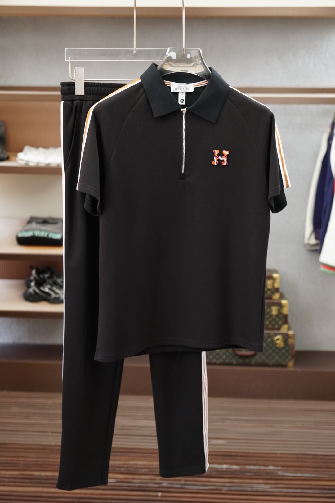 NO:946442,Hermès / 2026 summer latest suit, 2026 summer classic design short-sleeved T-shirt shorts suit, slightly expanded version, customized jacquard cotton fabric, soft to the touch, comfortable to wear, fine workmanship. The upper body effect is incomparably handsome, size M-3XL,, hermes, shorts, T-shirt, tees, t-shirt,19860909爱马仕 /2026夏季最新款套装,2026夏款经典设计短袖T恤短裤套装,微扩版型,定制提花纯棉面料,手感柔软,穿着舒适,做工精细.上身效果无敌帅气,码数M-3XL,,hermes,shorts,T-shirt,tees，t-shirt,,Men's clothing