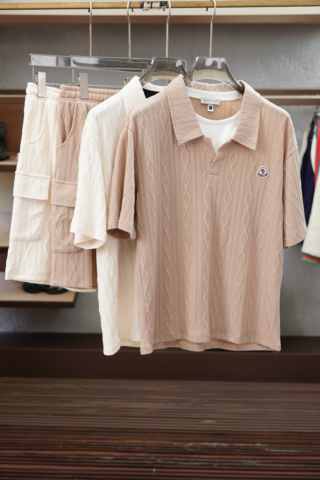 NO:946462,Meng Mouth / 2026 summer latest suit, 2026 summer classic design short-sleeved T-shirt and shorts suit, slightly expanded version, customized jacquard cotton fabric, soft to the touch, comfortable to wear, fine workmanship. The upper body effect is incomparably handsome, size M-3XL, Moncler, shorts, T-shirt, tees, t-shirt,19860909蒙口 /2026夏季最新款套装,2026夏款经典设计短袖T恤短裤套装,微扩版型,定制提花纯棉面料,手感柔软,穿着舒适,做工精细.上身效果无敌帅气,码数M-3XL,,Moncler,shorts,T-shirt,tees，t-shirt,,Men's clothing