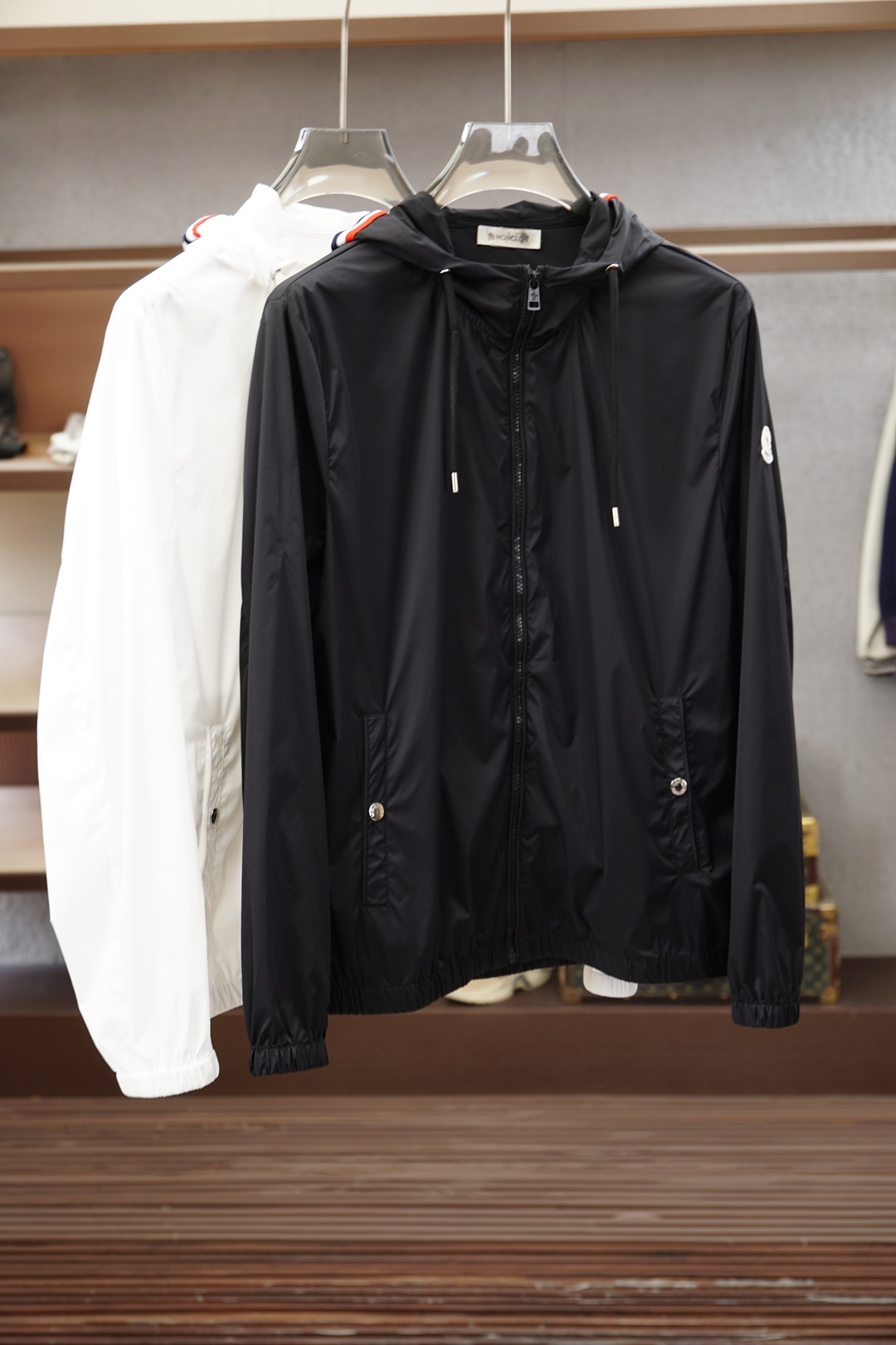 NO:946397,Mengkou - 2026 summer sun protection clothing, exclusive for new original men's casual spring and summer thin coats, sun protection clothing. Breathable and comfortable, high-end customization, high version, fashionable and versatile, popular imported fabrics, super soft and delicate to the touch, skin-friendly and comfortable to wear, high-end boutique, the upper body is exquisitely made by the OEM, a must-have item for men, complete with three standards, code size M-3XL,, Moncler, jackets & coats,19860909蒙口-2026夏季防晒衣,独家专供新款原单男士休闲春夏薄外套 防晒衣.透气舒适 高端定制 高版本 时尚百搭爆款进口面料 手感超柔软细腻 穿着亲肤舒适 高端精品 代工厂精细做上身非常赞 男士必备单品 三标齐全 码数M-3XL,,Moncler,jackets & coats,,Men's clothing
