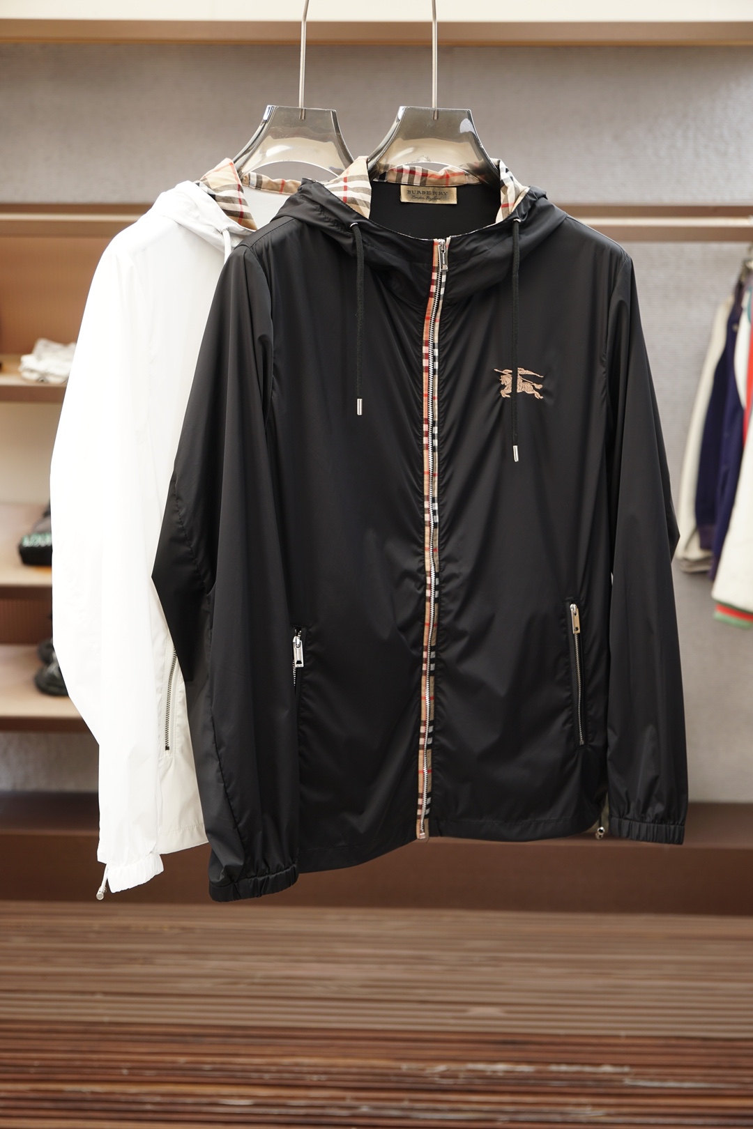 NO:946386,Burberry - 2026 summer sun protection clothing, exclusive for new original men's casual spring and summer thin coats, sun protection clothing. Breathable and comfortable, high-end customization, high version, fashionable and versatile, popular imported fabrics, super soft and delicate to the touch, skin-friendly and comfortable to wear, high-end boutique, the upper body is exquisitely made by the factory, a must-have item for men, complete with three standards, code size M-3XL,, burberry, jackets & coats,19860909巴宝莉-2026夏季防晒衣,独家专供新款原单男士休闲春夏薄外套 防晒衣.透气舒适 高端定制 高版本 时尚百搭爆款进口面料 手感超柔软细腻 穿着亲肤舒适 高端精品 代工厂精细做上身非常赞 男士必备单品 三标齐全 码数M-3XL,,burberry,jackets & coats,,Men's clothing