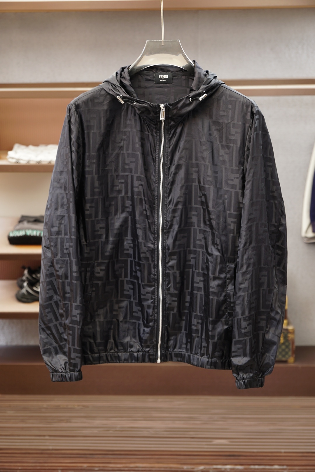 NO:946432,Fendi - 2026 summer sun protection clothing, exclusively for new original men's casual spring and summer thin coats, sun protection clothing. Breathable and comfortable, high-end customization, high version, fashionable and versatile, popular imported fabrics, super soft and delicate to the touch, skin-friendly and comfortable to wear, high-end boutique, the upper body is exquisitely made by the factory, a must-have item for men, complete with three standards, yardage M-3XL,, fendi, jackets & coats,19860909芬迪-2026夏季防晒衣,独家专供新款原单男士休闲春夏薄外套 防晒衣.透气舒适 高端定制 高版本 时尚百搭爆款进口面料 手感超柔软细腻 穿着亲肤舒适 高端精品 代工厂精细做上身非常赞 男士必备单品 三标齐全 码数M-3XL,,fendi,jackets & coats,,Men's clothing
