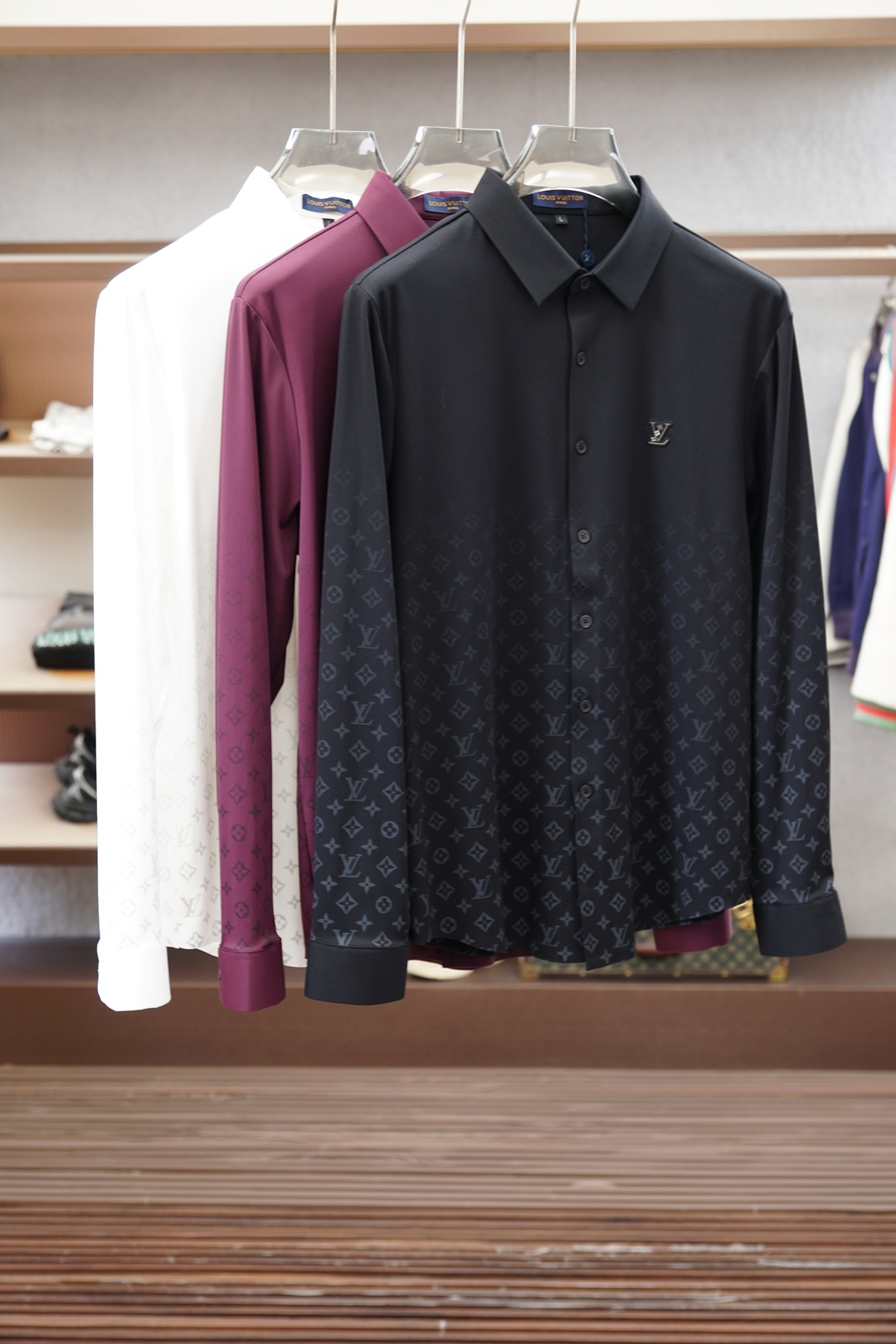 NO:946461,Lv/2026 Autumn and Winter New Style# New | Italian luxury brand men's long-sleeved shirt# Let your wardrobe glow with new colors, ultra-fine texture, smooth and delicate wear, and enjoy unparalleled comfort. Details, single button placket, unique design, highlight your personality and taste. Multiple color options, sizes M-xx XL,,, louis vuitton,19860909Lv/2026秋冬新款# 上新｜ 意大利奢牌 男装长袖衬衣# 让你的衣柜焕发新色彩,超细肌理,穿着柔滑细腻,享受无与伦比的舒适感.细节,单粒纽扣门襟,设计独特,彰显你的个性与品味.多色彩选择 尺码M-xx XL,,,louis vuitton,,Men's clothing