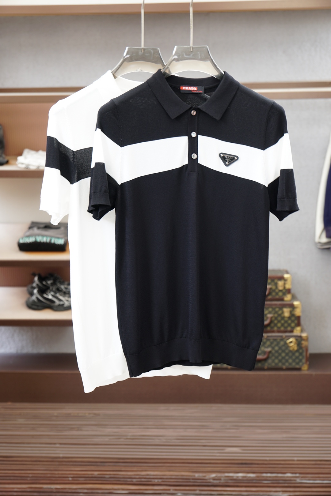 NO:946434,Prada 2026 summer Yilite jacquard short sleeves. Full of high-end feel. Selected Yilite blended fabrics, silky and skin-friendly, breathable and draping, refreshing and not sweaty in summer. Simple round neck style, low-key and refined, with a straight and slim upper body. The color is gentle and elegant, can be worn for business commuting and daily leisure, light luxury texture, versatile and durable, summer must-have high-end knitted T.48-56,, prada, T-shirt,19860909普拉达 2026夏款伊力特提花短袖.高级感满满. 精选伊力特混纺面料,丝滑亲肤、透气垂顺,夏天穿清爽不闷汗. 简约圆领版型,低调精致,上身挺括显瘦. 色系温柔显气质,商务通勤、日常休闲都能穿,轻奢质感,百搭耐看,夏季必备高端针织T.48-56,,prada,T-shirt,,Men's clothing