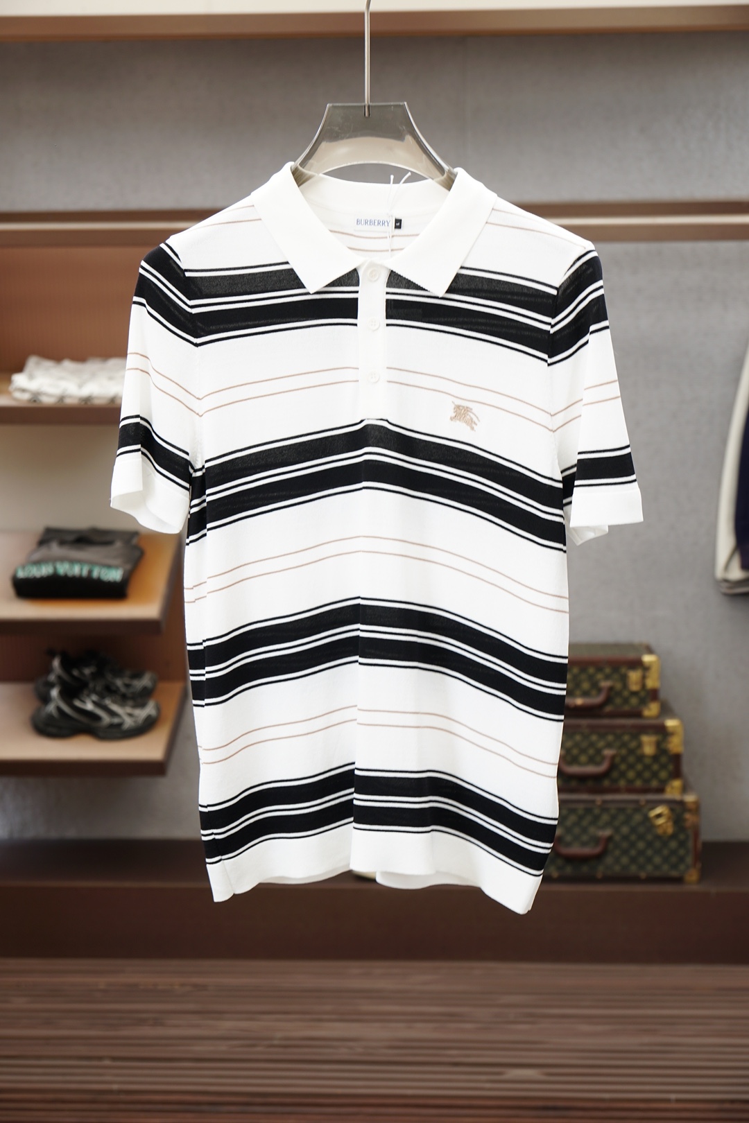 NO:946425,Burberry 2026 summer Yilite jacquard short sleeves. Full of high-end feel. Selected Yilite blended fabric, silky and skin-friendly, breathable and draping, refreshing and not sweaty in summer. Simple round neck style, low-key and refined, the upper body is stiff and slim. The color is gentle and elegant, can be worn for business commuting and daily leisure, light luxury texture, versatile and durable, summer must-have high-end knitted T.48-56,, burberry, T-shirt,19860909巴宝莉 2026夏款伊力特提花短袖.高级感满满. 精选伊力特混纺面料,丝滑亲肤、透气垂顺,夏天穿清爽不闷汗. 简约圆领版型,低调精致,上身挺括显瘦. 色系温柔显气质,商务通勤、日常休闲都能穿,轻奢质感,百搭耐看,夏季必备高端针织T.48-56,,burberry,T-shirt,,Men's clothing