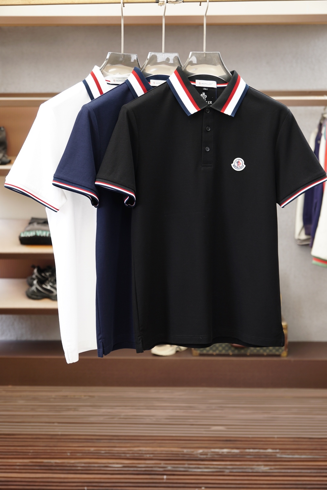 NO:946479,Mouth-1.1 top replica, 2026 latest men's polo short-sleeved T-shirt real shot, top quality goods, three-dimensional tailoring, customized soft light cotton fabric, comfortable and breathable!  Customized brand logo embellishment ~ Charming and charming, the hand is delicate and soft, the upper body is comfortable and breathable, the style of a big brand is luxurious and elegant, the texture can only be imported and customized from Italy, versatile style, easy to wear, fine and meticulous workmanship, absolutely worth it!  Size M-4XL,,Moncler,T-shirt,tees,t-shirt,19860909蒙口-1.1顶级复刻,2026最新男士polo短袖T恤实物拍摄顶级好货立体剪裁 定制柔光棉面料,舒适透气！定制品牌logo标点缀～迷人魅力手感细腻柔软, 上身舒适透气 ,大牌风范 奢华大气 进口意大利定制才有的质感 百搭款式 穿着不挑人 ,做工精细一丝不苟 ,绝对值得的好货！ 码数M-4XL,,Moncler,T-shirt,tees，t-shirt,,Men's clothing