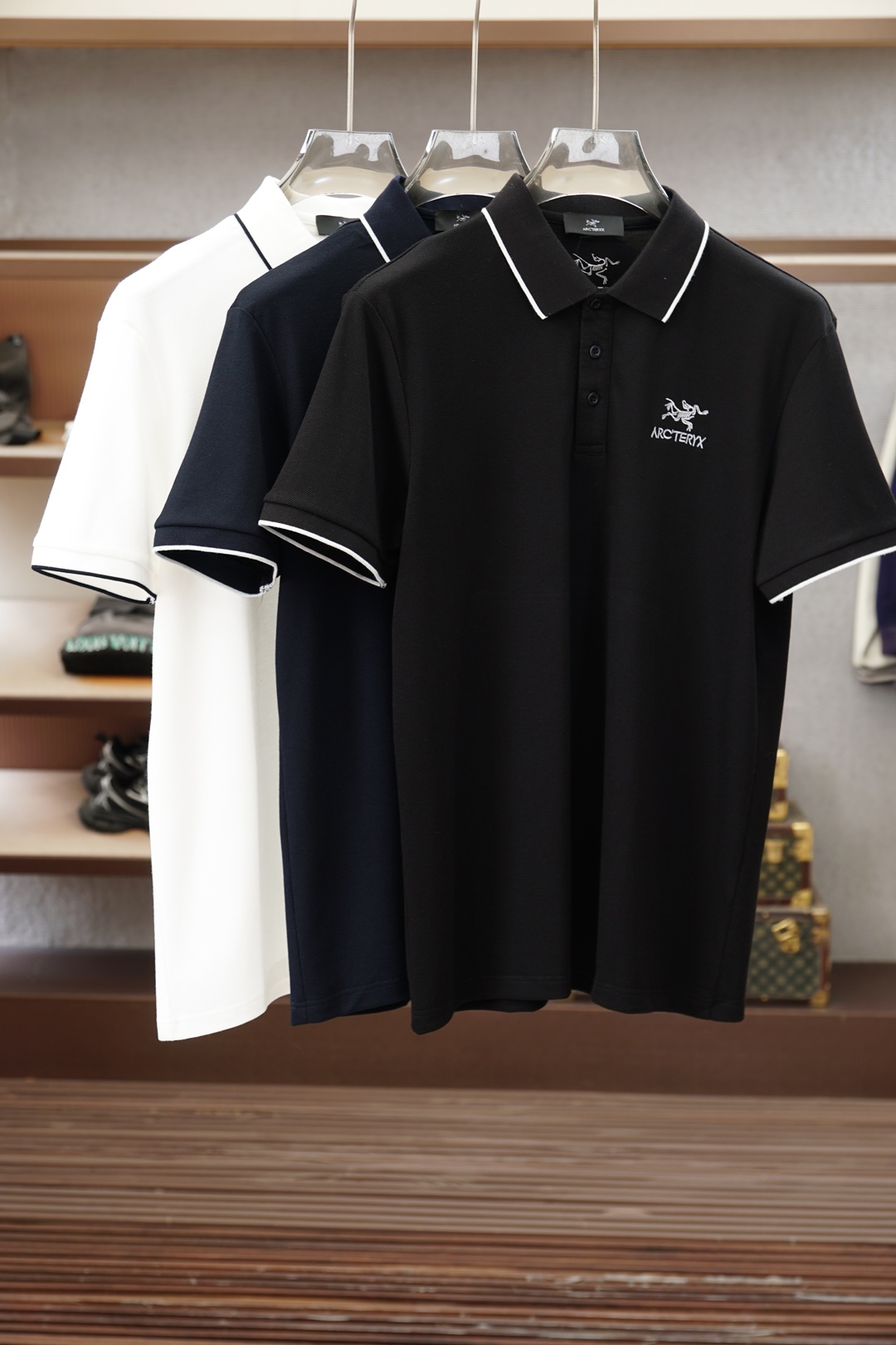NO:946463,Arc'teryx-1.1 top replica, 2026 latest men's polo short-sleeved T-shirt real shot, top quality goods, three-dimensional tailoring, customized soft light cotton fabric, comfortable and breathable!  Customized brand logo embellishment ~ Charming and charming, the hand is delicate and soft, the upper body is comfortable and breathable, the style of a big brand is luxurious and elegant, the texture can only be imported and customized from Italy, versatile style, easy to wear, fine and meticulous workmanship, absolutely worth it!  Size M-4XL,arc'teryx,T-shirt,tees,t-shirt,19860909始祖鸟-1.1顶级复刻,2026最新男士polo短袖T恤实物拍摄顶级好货立体剪裁 定制柔光棉面料,舒适透气！定制品牌logo标点缀～迷人魅力手感细腻柔软, 上身舒适透气 ,大牌风范 奢华大气 进口意大利定制才有的质感 百搭款式 穿着不挑人 ,做工精细一丝不苟 ,绝对值得的好货！ 码数M-4XL,arc'teryx,T-shirt,tees，t-shirt,,Men's clothing