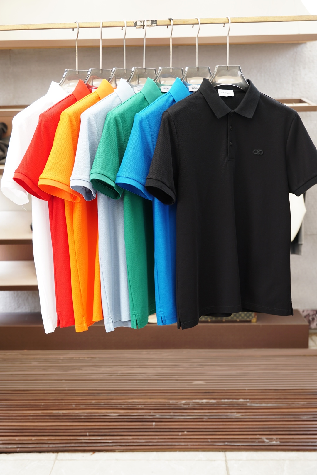 NO:946471,Ferragamo-1.1 top replica, 2026 latest men's polo short-sleeved T-shirt real shot, top quality goods, three-dimensional tailoring, customized soft light cotton fabric, comfortable and breathable!  Customized brand logo embellishment ~ Charming and charming, the hand is delicate and soft, the upper body is comfortable and breathable, the style of a big brand is luxurious and elegant, the texture can only be imported and customized from Italy, versatile style, easy to wear, fine and meticulous workmanship, absolutely worth it!  Size M-4XL,,ferragamo,T-shirt,tees,t-shirt,19860909菲拉格慕-1.1顶级复刻,2026最新男士polo短袖T恤实物拍摄顶级好货立体剪裁 定制柔光棉面料,舒适透气！定制品牌logo标点缀～迷人魅力手感细腻柔软, 上身舒适透气 ,大牌风范 奢华大气 进口意大利定制才有的质感 百搭款式 穿着不挑人 ,做工精细一丝不苟 ,绝对值得的好货！ 码数M-4XL,,ferragamo,T-shirt,tees，t-shirt,,Men's clothing