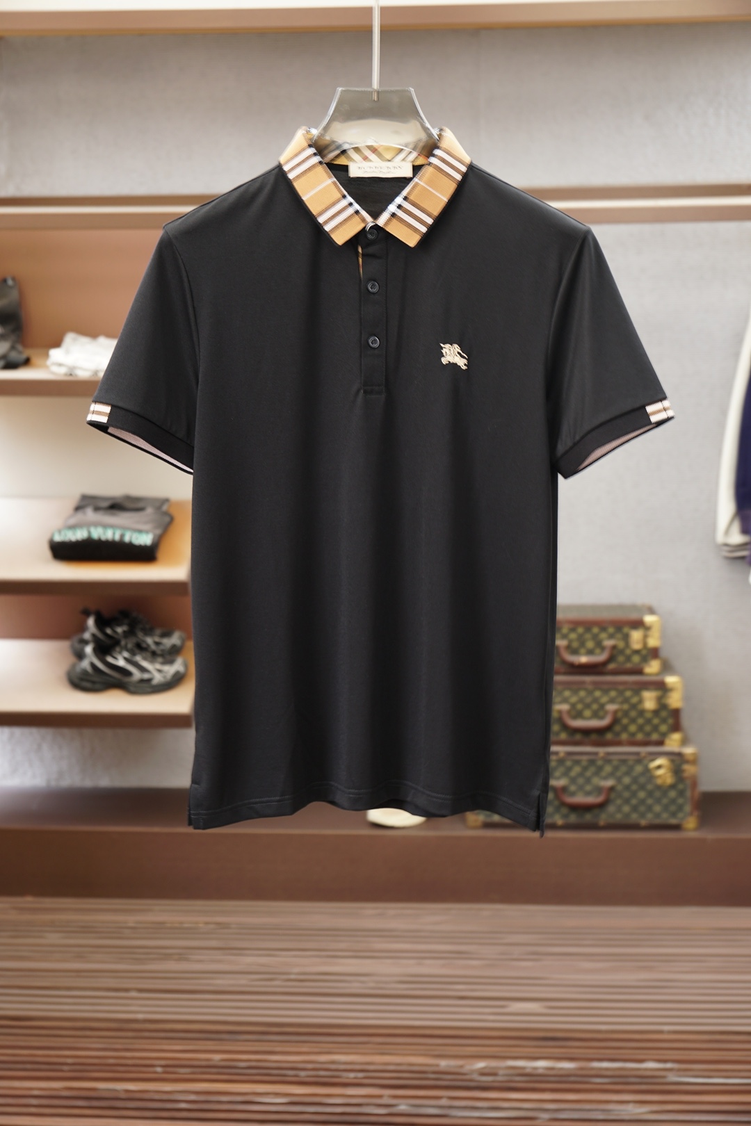 NO:946453,Burberry-1.1 top replica, 2026 latest men's polo short-sleeved T-shirt real shot, top quality three-dimensional tailoring, customized soft light cotton fabric, comfortable and breathable!  Customized brand logo embellishment ~ Charming and charming, the hand is delicate and soft, the upper body is comfortable and breathable, the style of a big brand is luxurious and elegant, the texture can only be imported and customized from Italy, versatile style, easy to wear, fine and meticulous workmanship, absolutely worth it!  Size M-4XL,,burberry,T-shirt,tees,t-shirt,19860909巴宝莉-1.1顶级复刻,2026最新男士polo短袖T恤实物拍摄顶级好货立体剪裁 定制柔光棉面料,舒适透气！定制品牌logo标点缀～迷人魅力手感细腻柔软, 上身舒适透气 ,大牌风范 奢华大气 进口意大利定制才有的质感 百搭款式 穿着不挑人 ,做工精细一丝不苟 ,绝对值得的好货！ 码数M-4XL,,burberry,T-shirt,tees，t-shirt,,Men's clothing