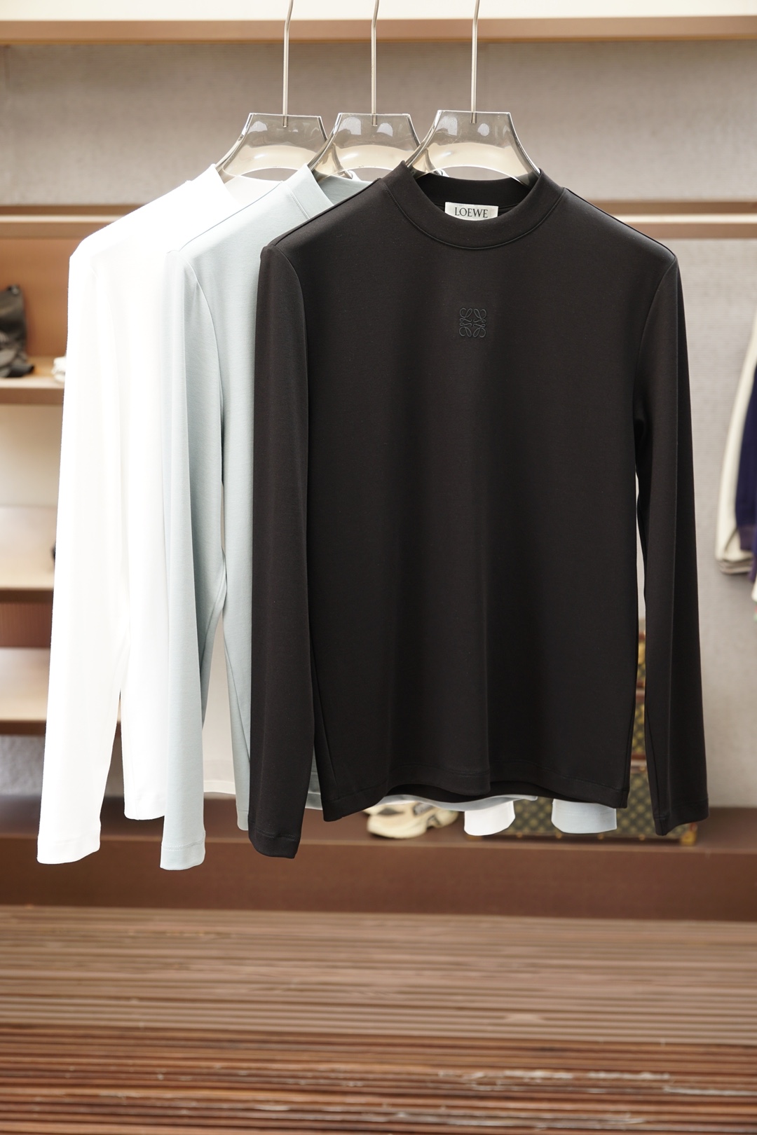 NO:946389,Luo Yiwei-1.1 top replica, 2026 latest autumn and winter men's long-sleeved real shot, top quality goods, three-dimensional tailoring, customized quick-drying fabric, comfortable and breathable!  Customized brand logo embellishment ~ Charming and charming, the hand is delicate and soft, the upper body is comfortable and breathable, the style of a big brand is luxurious and elegant, the texture can only be imported and customized from Italy, versatile style, easy to wear, fine and meticulous workmanship, absolutely worth it!  Size M-3XL,,loewe,19860909罗意威-1.1顶级复刻,2026最新秋冬男士长袖实物拍摄顶级好货立体剪裁 定制速干面料,舒适透气！定制品牌logo标点缀～迷人魅力手感细腻柔软, 上身舒适透气 ,大牌风范 奢华大气 进口意大利定制才有的质感 百搭款式 穿着不挑人 ,做工精细一丝不苟 ,绝对值得的好货！ 码数M-3XL,,loewe,,Men's clothing