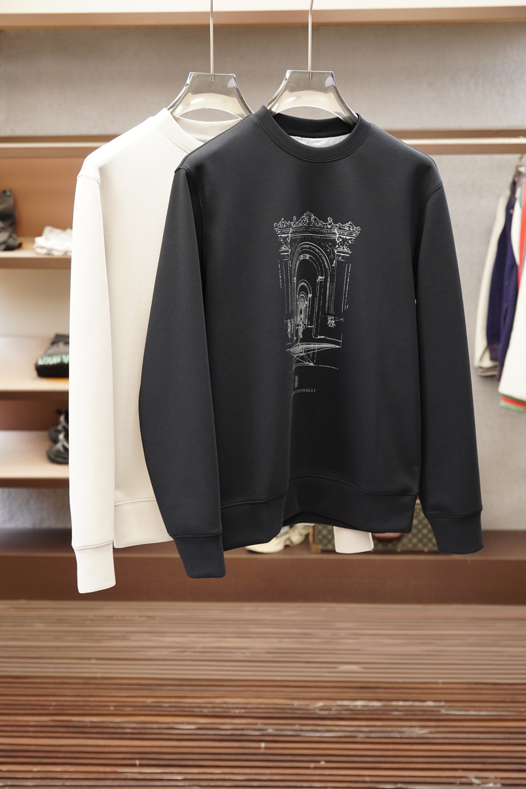 NO:946441,BC -2026  The latest men's cashmere round-neck sweatshirt with circle embroidery logo in autumn and winter. The iconic circle logo on the left chest is embroidered using 3D three-dimensional technology. It is exquisite and layered. It echoes the laser embroidered logo on the right arm and has a strong texture. It is designed in the same color as the clothes. It looks low-key and simple, but is actually  It shows a unique sense of high-end and strong aura, and the brand identity is very high. It has a slightly loose basic version, which does not choose anyone to wear. The upper body has accents and connotations, and is full of style. It can be worn alone in spring and autumn, and can be worn with various coats or down jackets in winter. No matter how it is paired, it is a handsome top male god style!  !  The fabric is a high-grade wool and cashmere blended composite fabric with a woolen texture and good warmth retention. It has the velvety texture of a sweater and the skin-friendly comfort of a sweater. It feels soft and waxy without losing its backbone. It has good elasticity and natural stretchability. The texture is fine and exquisite, and the density is very high. It will not fade or deform after long-term wear and washing. Sizes M-XXXL (the model is 172 cm and 148 pounds, and the size L is suitable for the trial)  2 colors black, brown, hoodie, sweatshirts, sweaters, down jacket,19860909BC -2026 秋冬最新圆圈绣标男士羊绒圆领卫衣,左胸标志性圆圈Logo徽标,采用3D立体刺绣工艺,精致考究而富有层次感,与右侧手臂的激光贴皮绣Logo相呼应质感极强,且都采用与衣服配色的设计,看似低调简约,实则展现出与众不同的高级感和强大气场,品牌标识度极高.略带宽松的基础版型,不挑人穿,上身有腔调有内涵,逼格满满,春秋季可直接单穿,冬季可外搭各式大衣或者羽绒服,无论怎么搭配都帅气逼人的顶级男神范儿！！ 面料高档羊毛羊绒混纺复合面料,毛呢质感,保暖性较好,既有毛衣的绒绒质感,又有卫衣的亲肤舒适感,手感软糯,而又不失骨干,弹性好,穿着舒展性自然好,纹理细腻精致,密度非常得高,久穿久洗不褪色不变形. 尺码M-XXXL（模特172厘米148斤试穿L码合适） 2个颜色黑色,咖色,,hoodie,sweatshirts,sweaters,down jacket,,Men's clothing