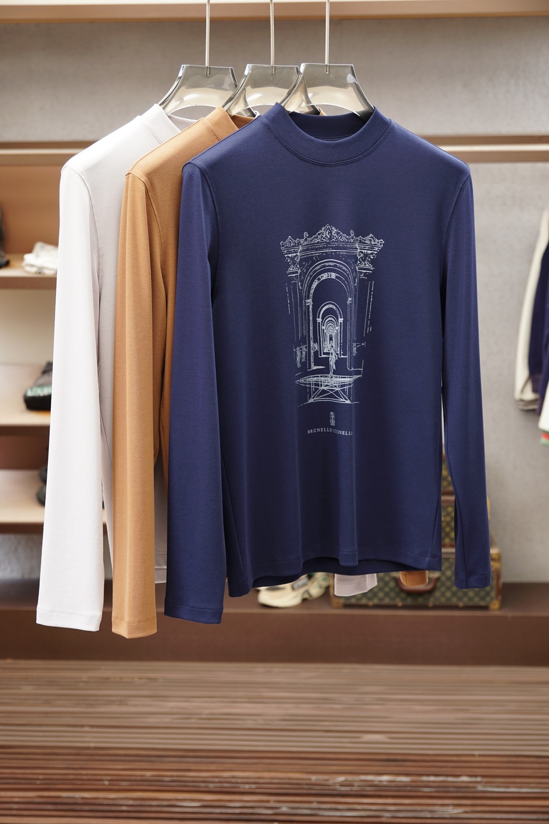 NO:946407,BC-2026 autumn and winter popular bottoming long-sleeved fabric, ultra-fine merino wool blended fabric, with a wool content of more than 20%. Modal and cotton blended. Wool anti-shrinking process, machine washable and easy to care. Light sanding process, comfortable and warm feel. The upper body is skin-friendly and warm. It is a highly recommended base layer fabric.19860909BC-2026秋冬爆款打底长袖 超细美利奴羊毛混纺面料,检测20以上的羊毛含量.木代尔加棉混纺.羊毛防缩工艺处理,可机洗好护理.轻度磨毛工艺,手感舒适温暖.上身亲肤保暖,超推荐的一款打底衫面料,,,Men's clothing