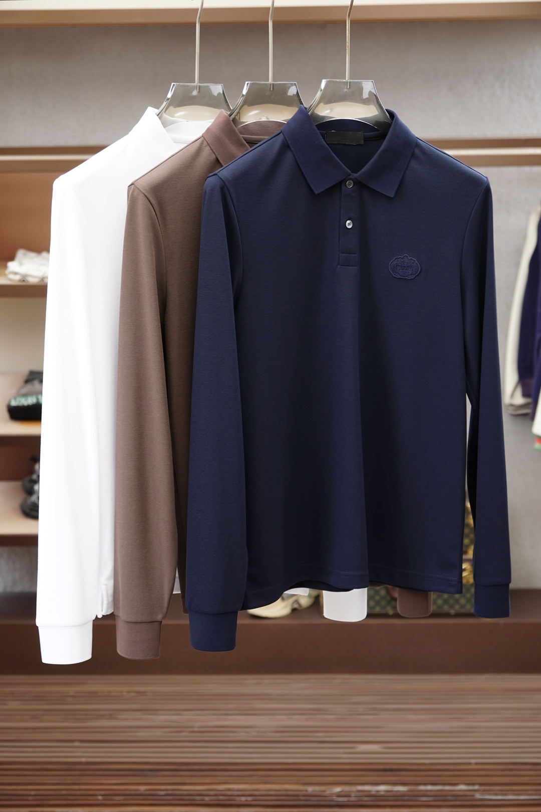 NO:946399,Prada/2026 Autumn and Winter New Style# New | Italian luxury brand men's long-sleeved shirt# Let your wardrobe glow with new colors, ultra-fine texture, smooth and delicate to wear, and enjoy unparalleled comfort. Details, single button placket, unique design, highlight your personality and taste. Multiple color options, sizes M-xx XL,,, prada,19860909普拉达/2026秋冬新款# 上新｜ 意大利奢牌 男装长袖衬衣# 让你的衣柜焕发新色彩,超细肌理,穿着柔滑细腻,享受无与伦比的舒适感.细节,单粒纽扣门襟,设计独特,彰显你的个性与品味.多色彩选择 尺码M-xx XL,,,prada,,Men's clothing