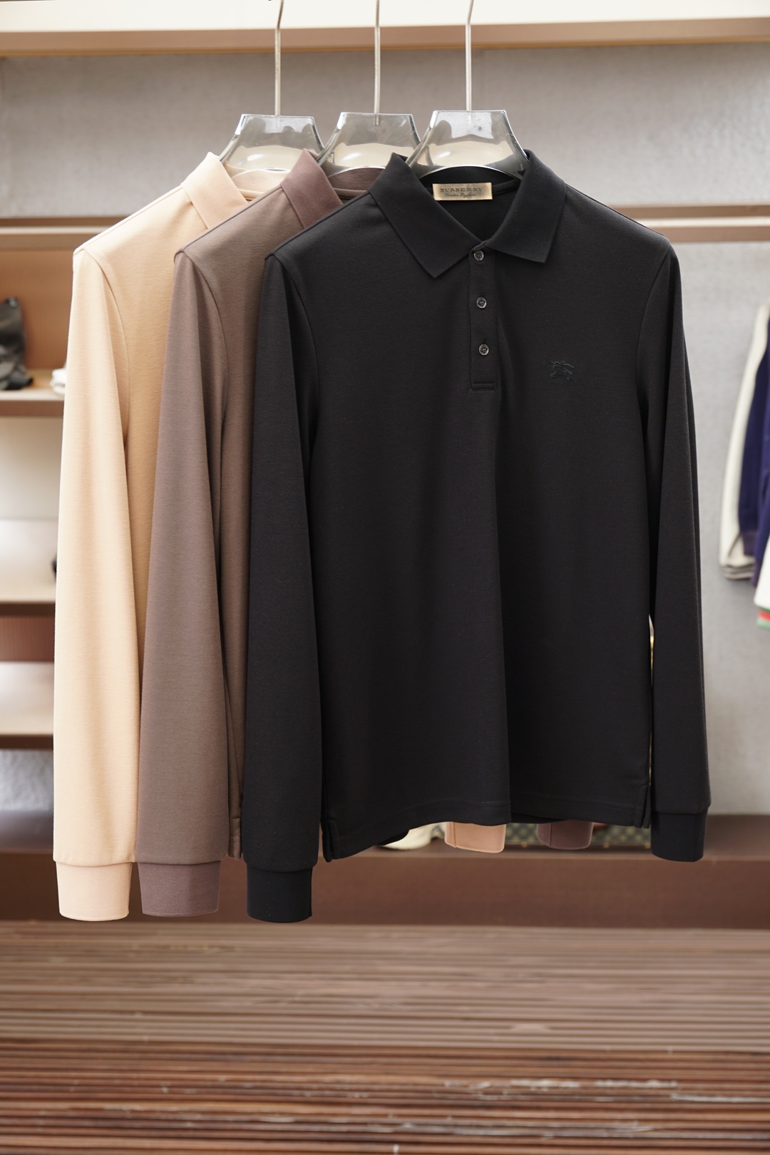 NO:946416,Burberry/2026 Autumn and Winter New Style# New | Italian luxury brand men's long-sleeved shirt# Let your wardrobe glow with new colors, ultra-fine texture, smooth and delicate to wear, and enjoy unparalleled comfort. Details, single button placket, unique design, highlight your personality and taste. Multiple color options, sizes M-xx XL,,,burberry,19860909巴宝莉/2026秋冬新款# 上新｜ 意大利奢牌 男装长袖衬衣# 让你的衣柜焕发新色彩,超细肌理,穿着柔滑细腻,享受无与伦比的舒适感.细节,单粒纽扣门襟,设计独特,彰显你的个性与品味.多色彩选择 尺码M-xx XL,,,burberry,,Men's clothing