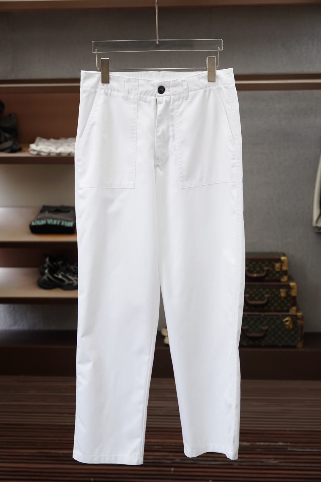 NO:946488,Burberry 2026 Autumn and Winter high-quality casual pants. These sweatpants really have 'low-key luxury' welded on the body!  Absolutely amazing!  Soft and skin-friendly linen Tencel fabric makes it easy to walk without looking bulky. Contrasting color drawstrings and embroidered logos of the same color are ecstatic in details, low-key and unobtrusive. The straight version has a lot of fat, and sisters with pear-shaped/thick legs can easily manage it. It is perfect for daily wear with white T-shirts and sweatshirts. It can be switched between commuting/leisure/walking with one click, and it gives a sense of laziness~ As expected of LP, it balances comfort and high-end just right, and you don’t want to take it off when you put it on!  ,,burberry,loro piana,hoodie,sweatshirts,19860909巴宝莉 2026秋冬高货休闲裤 这条卫裤真的把「低调奢华」焊在身上了！ 垂感绝了！软糯亲肤的亚麻天丝面料,走路带风还不显臃肿 撞色抽绳+同色系刺绣logo,细节控狂喜,低调不张扬 直筒版型巨藏肉,梨形/腿粗姐妹也能轻松驾驭 日常配白T、卫衣都很绝,通勤/休闲/遛弯一键切换,慵懒感拉满～ 不愧是LP,把舒适和高级感平衡得刚刚好,穿上就不想脱下来！,,burberry,loro piana,hoodie,sweatshirts,,Men's clothing