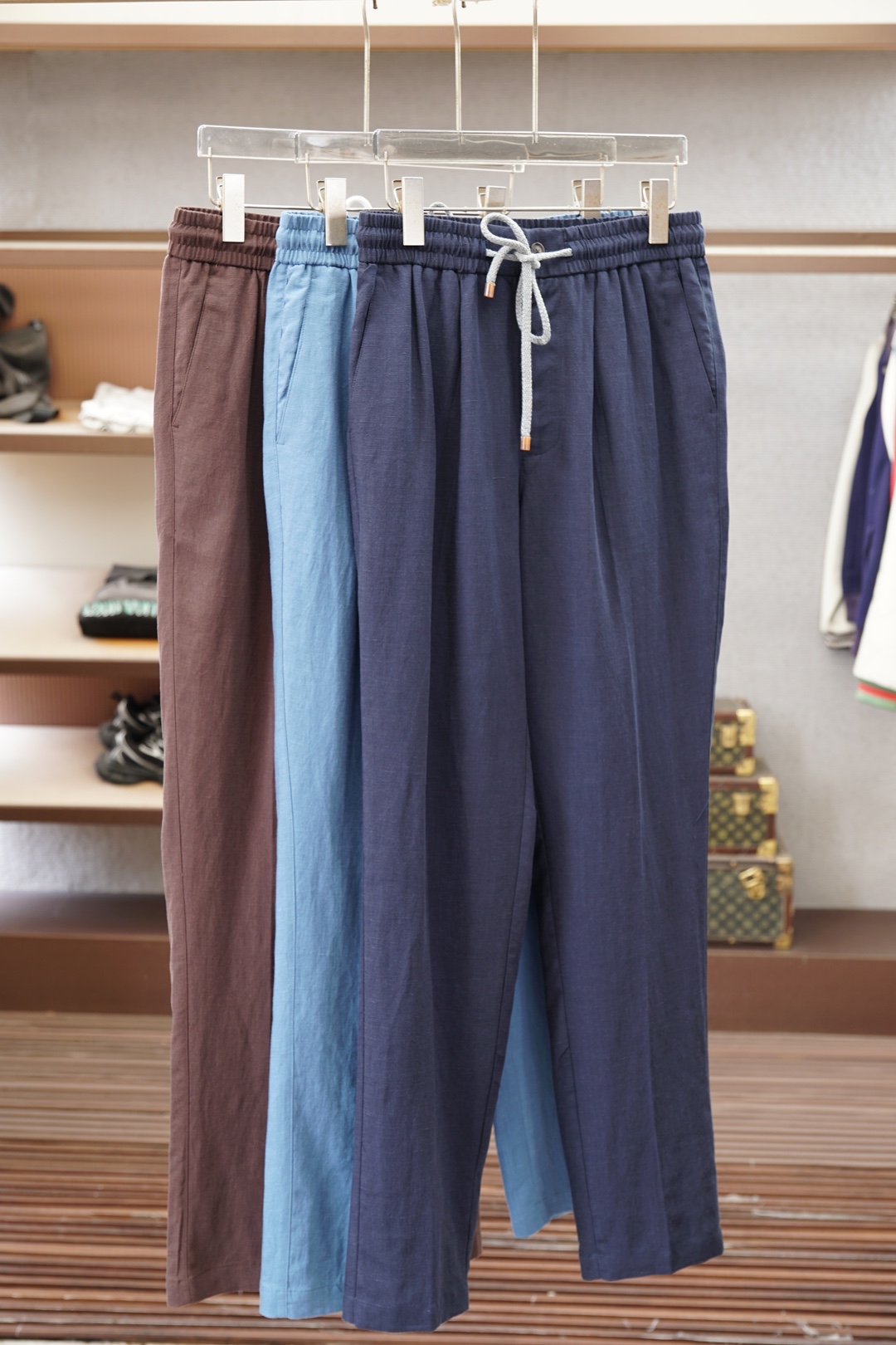 NO:946497,LP 2026 autumn and winter high-quality casual pants. These sweatpants really have 'low-key luxury' on the body!  Absolutely amazing!  Soft and skin-friendly linen Tencel fabric makes it easy to walk without looking bulky. Contrasting color drawstrings and embroidered logos of the same color are ecstatic in details, low-key and unobtrusive. The straight version has a lot of fat, and sisters with pear-shaped/thick legs can easily manage it. It is perfect for daily wear with white T-shirts and sweatshirts. It can be switched between commuting/leisure/walking with one click, and it gives a sense of laziness~ As expected of LP, it balances comfort and high-end just right, and you don’t want to take it off when you put it on!  ,,loro piana,hoodie,sweatshirts,19860909LP 2026秋冬高货休闲裤 这条卫裤真的把「低调奢华」焊在身上了！ 垂感绝了！软糯亲肤的亚麻天丝面料,走路带风还不显臃肿 撞色抽绳+同色系刺绣logo,细节控狂喜,低调不张扬 直筒版型巨藏肉,梨形/腿粗姐妹也能轻松驾驭 日常配白T、卫衣都很绝,通勤/休闲/遛弯一键切换,慵懒感拉满～ 不愧是LP,把舒适和高级感平衡得刚刚好,穿上就不想脱下来！,,loro piana,hoodie,sweatshirts,,Men's clothing