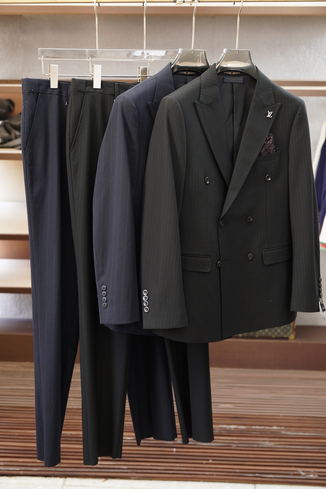 NO:946509,LV Louis Vuitton's latest autumn and winter 2026 product features calm black pinstripes and a restrained elegance. The double-breasted tailoring outlines a neat figure, without deliberately showing off, but shows off the dressing taste everywhere. It is calm and decent in formal occasions, and can also be worn for daily light business with a relaxed texture. A suit can support all important moments.,,louis vuitton,louis vuitton,business suit,19860909LV 路易威登 2026秋冬最新出品, 沉稳黑底细条纹,自带克制的贵气. 双排扣剪裁勾勒利落身形, 不刻意张扬,却处处彰显穿搭品味. 正式场合从容得体,日常轻商务也能穿出松弛质感, 一套西装,撑起所有重要时刻.,,louis vuitton,louis vuitton,business suit,,Men's clothing