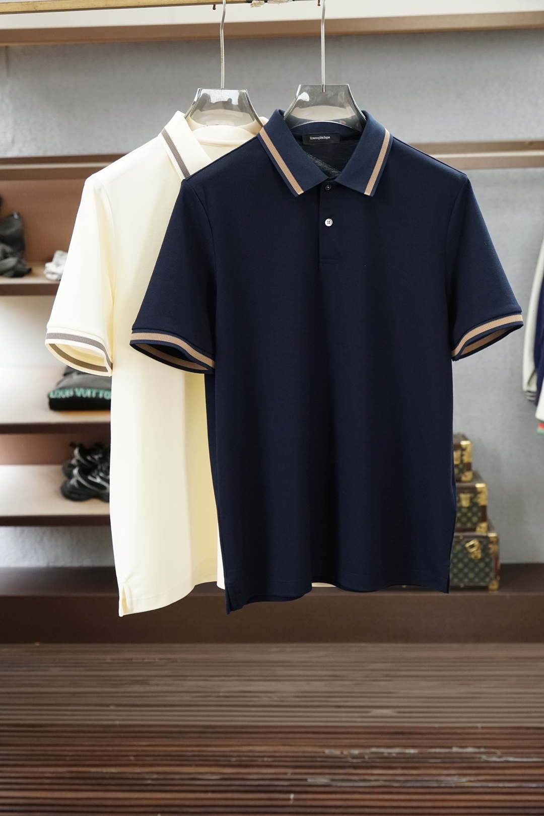 NO:956355,Ermenegildo Zegna-2026ss new product launched classic refreshed high-end pique Polo shirt  The fabric is made of black technology, making it comfortable and luxurious to wear. It is made of double-sided pique mesh fabric, with a three-dimensional pique texture intertwined in warp and weft. It has a breathable mesh structure. It can keep the skin dry at all times when wearing it in summer, saying goodbye to stuffiness and stickiness; the double-sided weaving process makes the fabric more stiff and wear-resistant.  It is not easy to deform after being worn for a long time, and it is neat and stylish when worn casually. It is anti-wrinkle and easy to care for, making it the best choice for business trips. The classic Polo collar is matched with contrasting striped piping, and the neat lines outline the neck contour, giving it a full sense of business formality; the exquisite embroidered logo on the left chest is low-key  Highlighting the brand's style, it is unobtrusive but has its own recognition; whether worn alone for casual daily use or worn with a suit for a business elite look, it can easily hold up in various scenarios. From fabric selection to tailoring and sewing, every process follows the production standards of big brands, making it instantly recognizable.  The body cut fits the body shape without being tight, taking into account both comfort and aesthetics. The fusion of double-sided pique texture and classic design makes this Polo shirt not only a piece of clothing, but also a business card of your taste. Sizes M-5XL,,zegna,business  suit,19860909杰尼亚-2026ss新品上线经典焕新高端珠地Polo衫 面料黑科技,穿出来的舒适奢感,采用双面珠地网眼面料打造,经纬交织的立体珠地肌理,自带透气网孔结构,夏日穿着时刻保持肌肤干爽,告别闷热黏腻；双面织造工艺让面料更挺括耐磨,久穿不易变形,随手一搭都是利落型格,抗皱易打理的特性,更是商旅出行的不二之选.经典Polo领搭配撞色条纹滚边,利落线条勾勒颈部轮廓,商务正式感拉满；左胸精致刺绣标识,低调彰显品牌格调,不张扬却自带辨识度；无论是单穿打造休闲日常,还是内搭西装诠释商务精英范,都能轻松hold住各种场景.从面料甄选到剪裁缝制,每一道工序都遵循大牌制作标准,立体剪裁贴合身形不紧绷,兼顾舒适与版型美感.双面珠地的质感与经典设计的融合,让这件Polo衫不止是一件服饰,更是你的品位名片.尺码M-5XL,,zegna,business suit,,Men's clothing