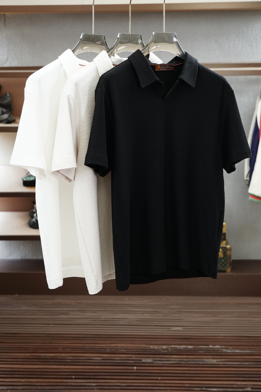 NO:956338,LP-2026ss new product launched, classic refreshed high-end pique Polo shirt  The fabric is made of black technology and feels comfortable and luxurious when worn. It is made of double-sided piqué mesh fabric, with a three-dimensional piqué texture intertwined with warp and weft. It has a breathable mesh structure. It can keep your skin dry at all times when wearing it in summer, saying goodbye to stuffiness and stickiness; the double-sided weaving process makes the fabric more stiff and durable.  It wears well and is not easily deformed after being worn for a long time. It is neat and stylish when worn casually. It is anti-wrinkle and easy to care for, making it the best choice for business trips. The classic Polo collar is matched with contrasting striped piping, and the neat lines outline the neck outline, giving a full sense of business formality; the left chest is exquisitely embroidered  The logo is low-key to highlight the brand style, unobtrusive yet self-recognizable; whether worn alone for casual daily use, or worn under a suit to interpret business elite style, it can easily hold up in various scenarios. From fabric selection to tailoring and sewing, every process follows the general guidelines  Brand production standards, three-dimensional tailoring to fit the body shape without being tight, taking into account comfort and aesthetics. The fusion of double-sided pique texture and classic design makes this Polo shirt not only a piece of clothing, but also a business card of your taste. Sizes M-5XL, loro  piana,business suit,19860909LP-2026ss新品上线经典焕新高端珠地Polo衫 面料黑科技,穿出来的舒适奢感,采用双面珠地网眼面料打造,经纬交织的立体珠地肌理,自带透气网孔结构,夏日穿着时刻保持肌肤干爽,告别闷热黏腻；双面织造工艺让面料更挺括耐磨,久穿不易变形,随手一搭都是利落型格,抗皱易打理的特性,更是商旅出行的不二之选.经典Polo领搭配撞色条纹滚边,利落线条勾勒颈部轮廓,商务正式感拉满；左胸精致刺绣标识,低调彰显品牌格调,不张扬却自带辨识度；无论是单穿打造休闲日常,还是内搭西装诠释商务精英范,都能轻松hold住各种场景.从面料甄选到剪裁缝制,每一道工序都遵循大牌制作标准,立体剪裁贴合身形不紧绷,兼顾舒适与版型美感.双面珠地的质感与经典设计的融合,让这件Polo衫不止是一件服饰,更是你的品位名片.尺码M-5XL,,loro piana,business suit,,Men's clothing