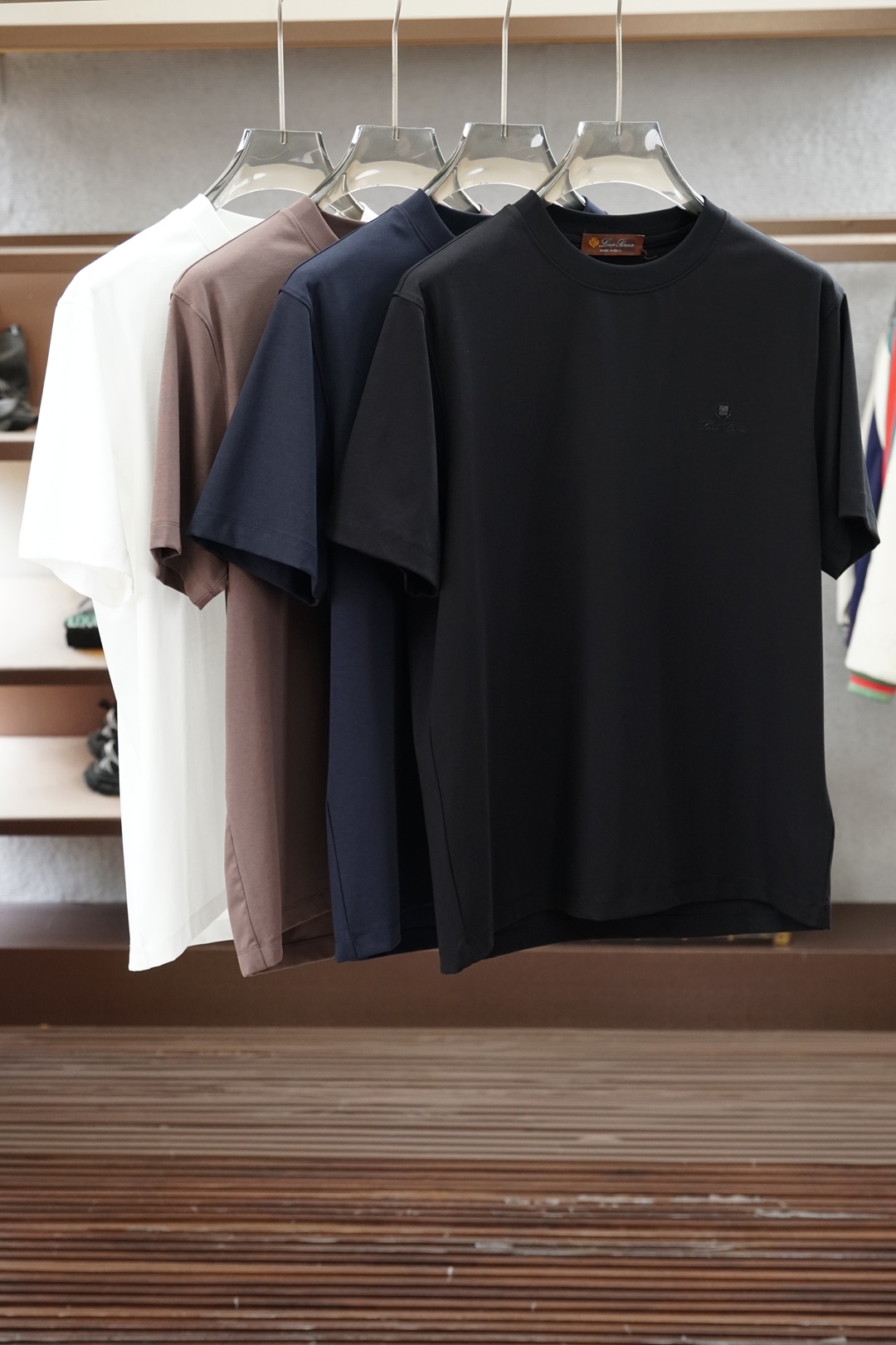 NO:956408,LP-2026ss new product is online. Men's high-end Tencel and linen blended round neck - say goodbye to stickiness when wearing it in summer, and keep you feeling refreshed at all times. The embroidery embellishment design outlines exquisite details, the classic color system is suitable for diverse business scenarios, the delicate knitted texture shows high-end texture, and the three-dimensional tailoring fits the body shape without dragging, easily creating the elegant aura of an elite man.  From daily commuting to business negotiations, a Po that combines comfort and style is the finishing touch to a high-end wardrobe. Sizes M-5XL, loro piana,19860909LP-2026ss新品上线 男士高端天丝加麻混纺圆领-夏日穿着告别黏腻,时刻保持清爽体感.刺绣点缀设计勾勒精致细节,经典色系适配多元商务场景,细腻针织肌理尽显高阶质感,立体剪裁贴合身形不拖沓,轻松打造精英男士的儒雅气场. 从日常通勤到商务洽谈,一件兼具舒适与格调的Po便是高阶衣橱的点睛之选.尺码M-5XL,,loro piana,,Men's clothing