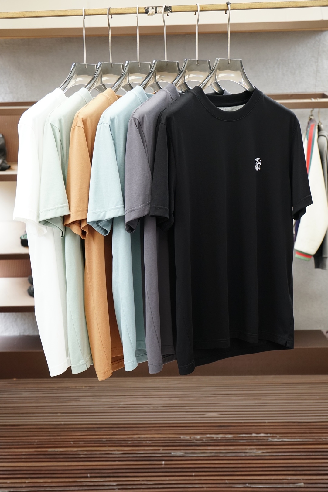 NO:956394,BC-2026ss new product is launched. Men's high-end Tencel and linen blended round neck - say goodbye to stickiness when wearing it in summer, and always keep a refreshing feeling. The embroidery embellishment design outlines exquisite details, the classic color system is suitable for diverse business scenarios, the delicate knitted texture shows high-end texture, and the three-dimensional tailoring fits the body shape without dragging, easily creating the elegant aura of an elite man.  From daily commuting to business negotiations, a Po that combines comfort and style is the finishing touch to a high-end wardrobe. Sizes M-5XL,,19860909BC-2026ss新品上线 男士高端天丝加麻混纺圆领-夏日穿着告别黏腻,时刻保持清爽体感.刺绣点缀设计勾勒精致细节,经典色系适配多元商务场景,细腻针织肌理尽显高阶质感,立体剪裁贴合身形不拖沓,轻松打造精英男士的儒雅气场. 从日常通勤到商务洽谈,一件兼具舒适与格调的Po便是高阶衣橱的点睛之选.尺码M-5XL,,,Men's clothing