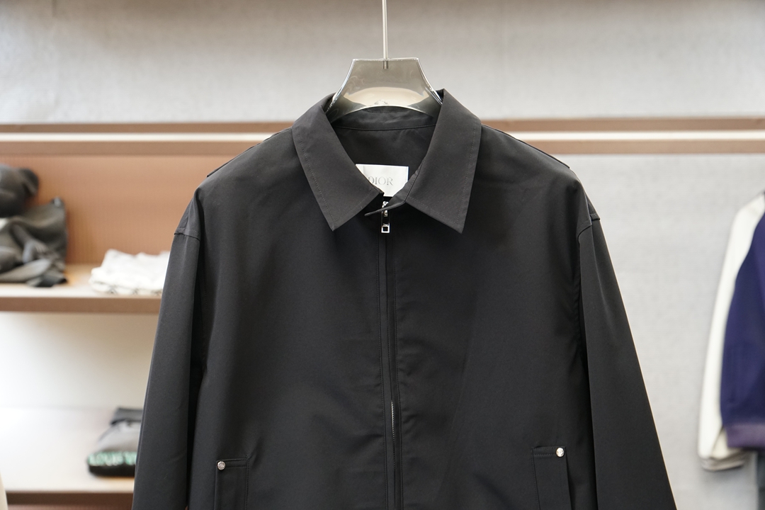 Dior迪奥- 2026、秋冬立领新款外套，➕🧐🐚🎈高端定制系列，干净清爽，气质感十足。 整体简约利落，进口棉➕莫代尔氨