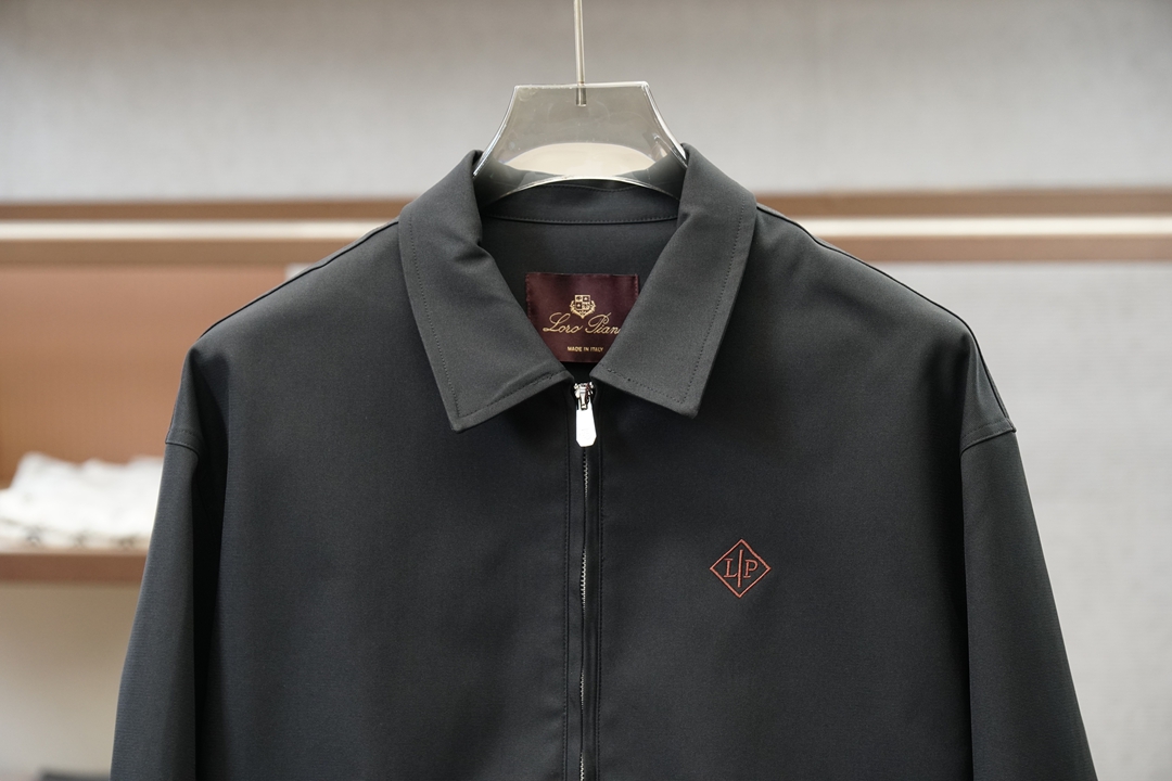 Loro Piana，2026、秋冬立领新款外套，➕🧐🐚🎈高端定制系列，干净清爽，气质感十足。 整体简约利落，进口棉➕莫