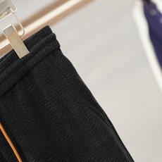 Loro Piana-26年新款秋季休闲裤🌶️😺🐈🐟6️⃣ 修身显瘦版型穿上秒变大长腿!定制五金配件,高级感时尚感十足! Loro Piana-26年新款秋季休闲裤🌶️😺🐈🐟6️⃣ 修身显瘦版型穿上秒变大长腿!定制五金配件,高级感时尚感十足!
