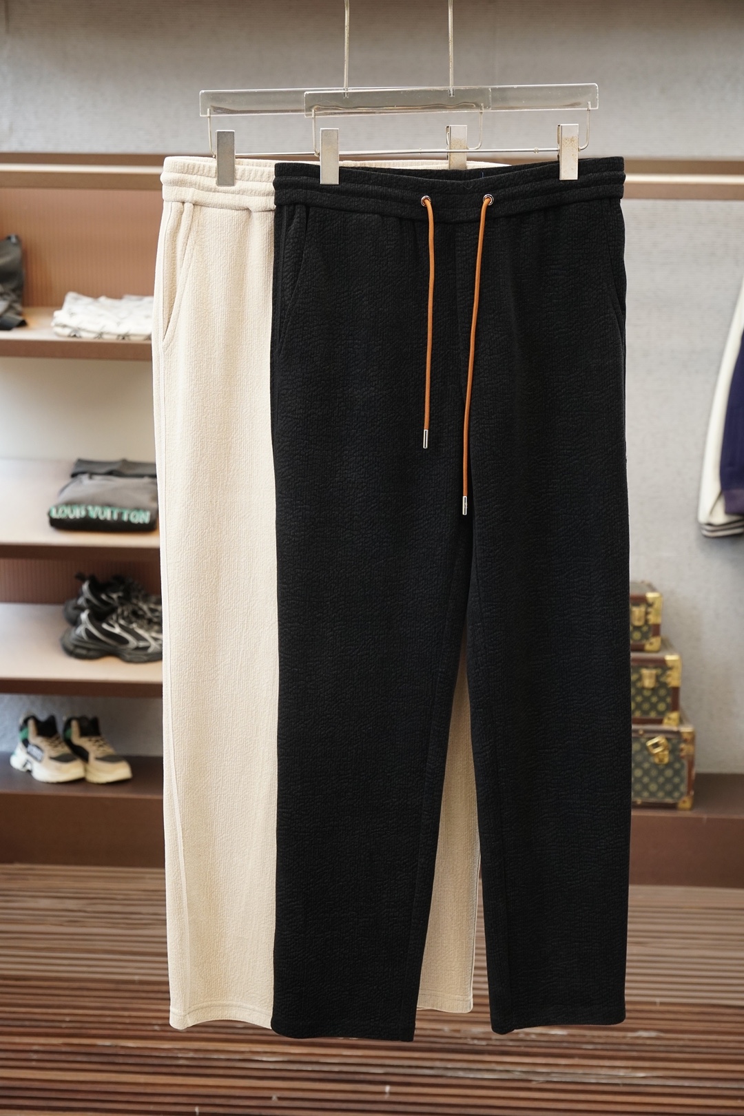 Loro Piana-26年新款秋季休闲裤🌶️😺🐈🐟6️⃣ 修身显瘦版型穿上秒变大长腿！定制五金配件，高级感时尚感十足！