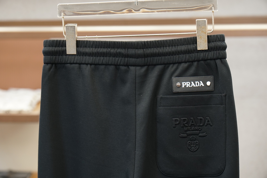 普拉达，Prada/2026🧚‍♀️➕🍉秋冬款新款休闲裤!官网同步发售。品牌经典logo休闲裤，定制加厚羊毛莫代尔空气层