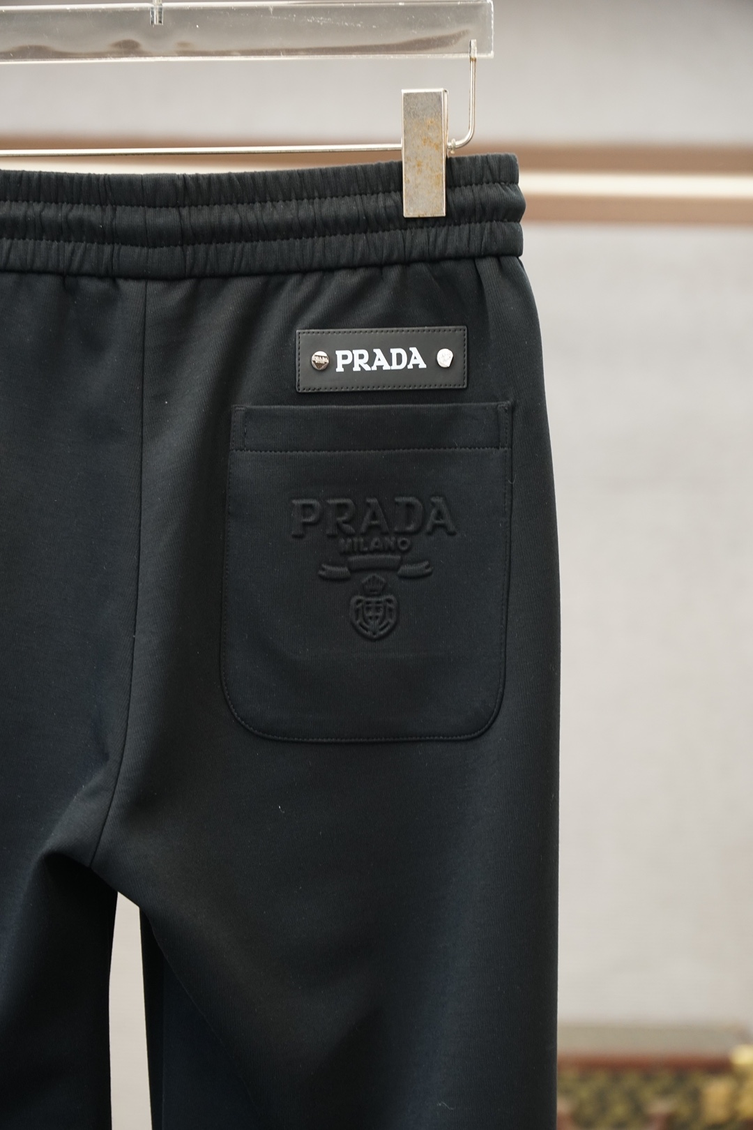 普拉达，Prada/2026🧚‍♀️➕🍉秋冬款新款休闲裤!官网同步发售。品牌经典logo休闲裤，定制加厚羊毛莫代尔空气层