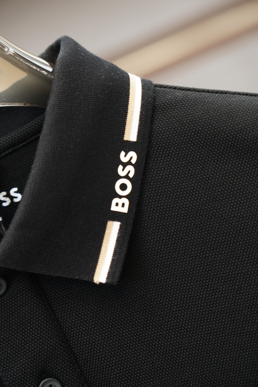 - BoSs，2026ss新品上线🔥🔥🔥 经典焕新高端珠地Polo衫 面料黑科技，穿出来的舒适奢感，采用双面珠地网眼面料