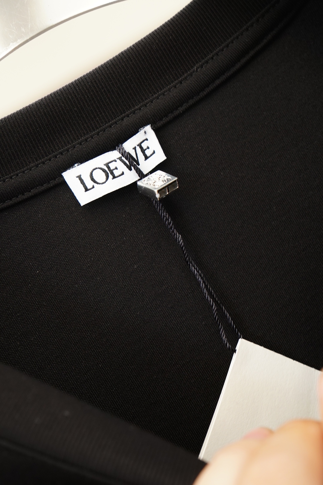 Loewe罗意威-26新品字母提花标贴莫代尔棉长袖T恤，正面胸前饰新季简约字母标贴设计彰显精致优雅气质，尽显这款T恤以真