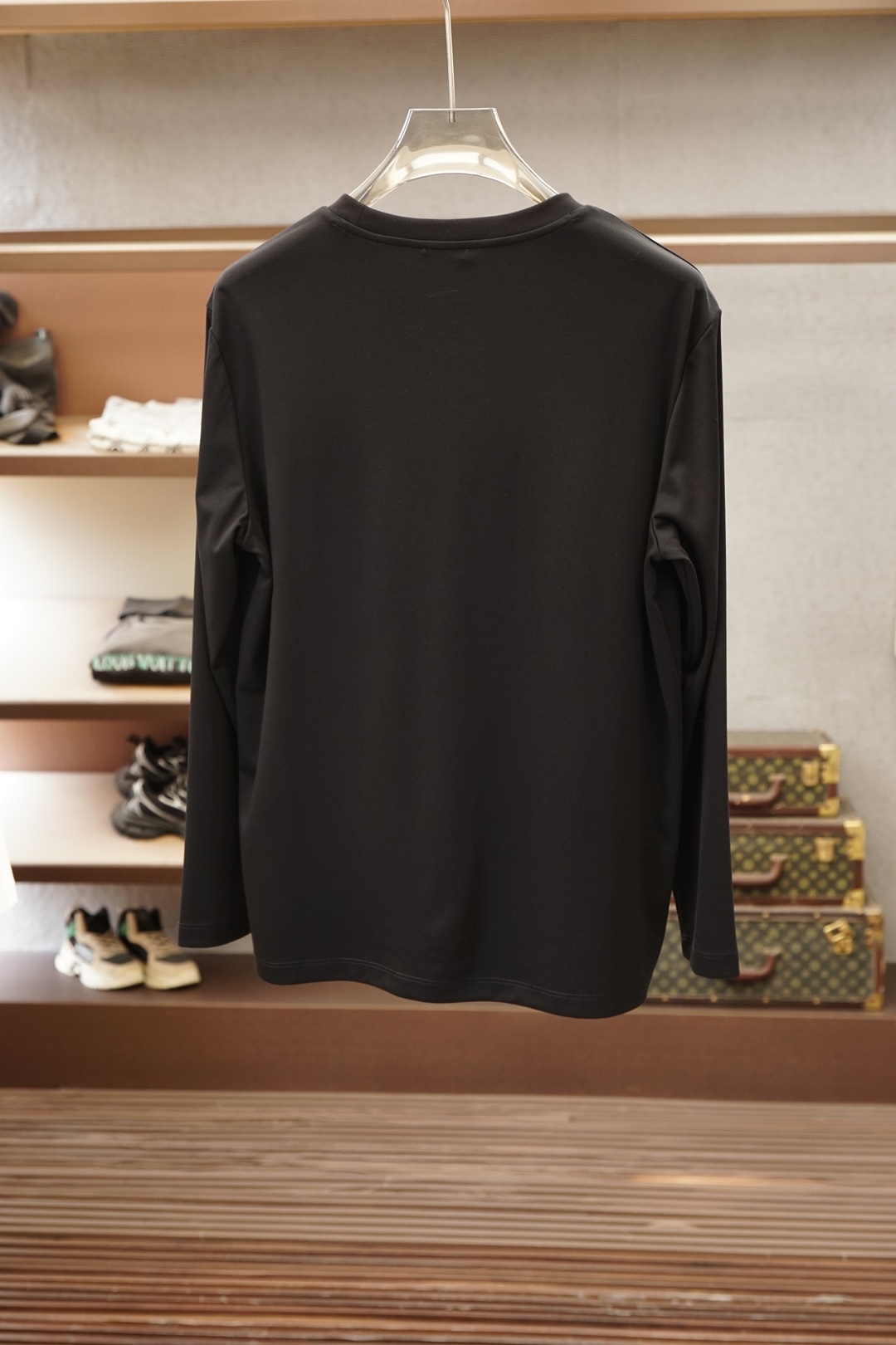 蒙口-26新品字母提花标贴莫代尔棉长袖T恤，正面胸前饰新季简约字母标贴设计彰显精致优雅气质，尽显这款T恤以真挚视角重释日