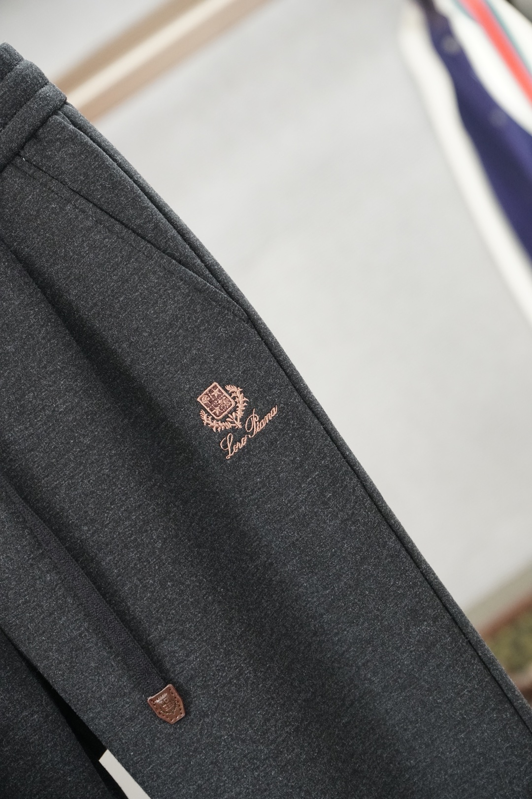Loro Piana-2026🧚‍♀️➕🍉秋冬款新款休闲裤!官网同步发售。品牌经典logo休闲裤，定制加厚羊毛莫代尔空气
