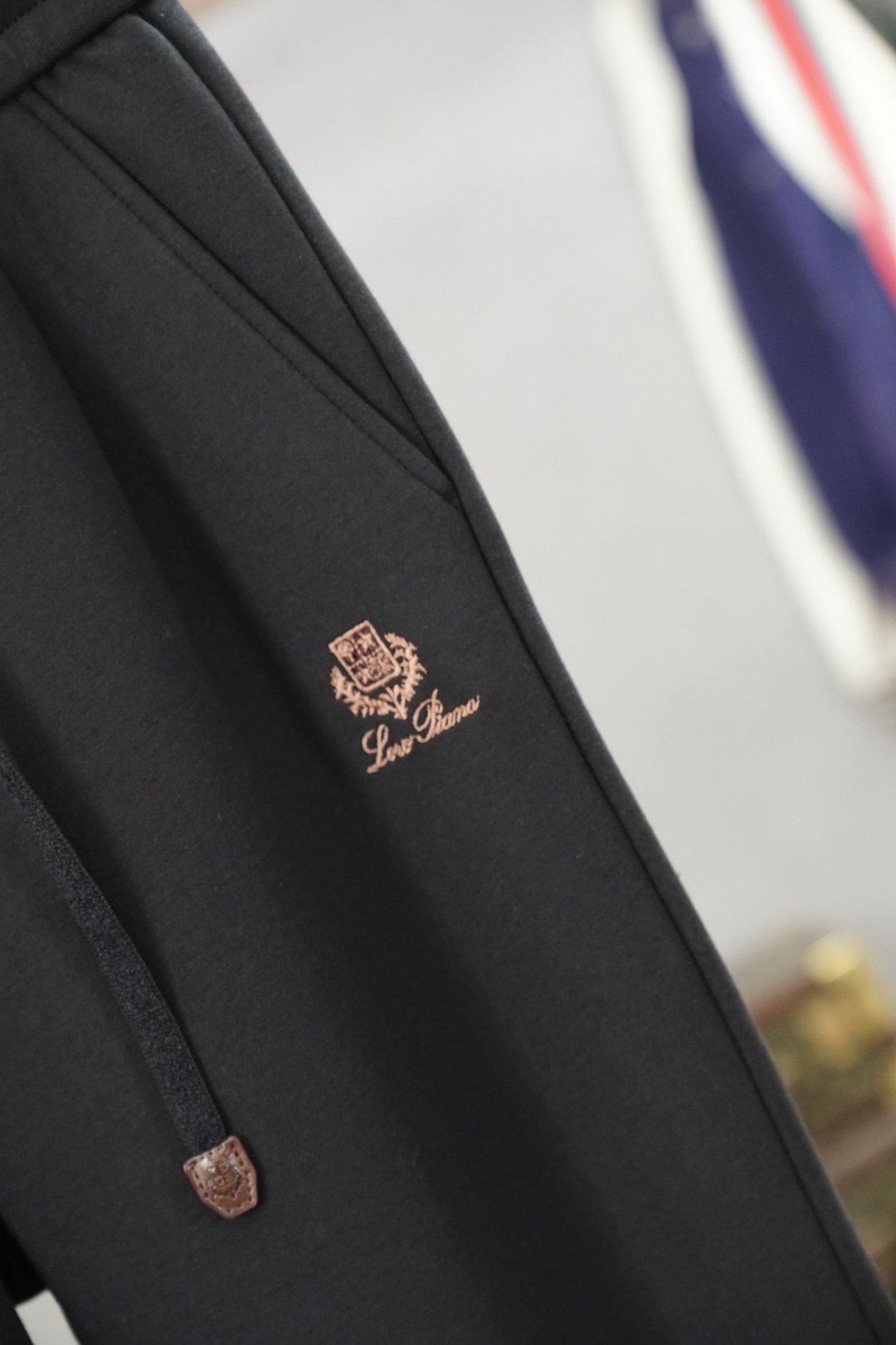 Loro Piana-2026🧚‍♀️➕🍉秋冬款新款休闲裤!官网同步发售。品牌经典logo休闲裤，定制加厚羊毛莫代尔空气