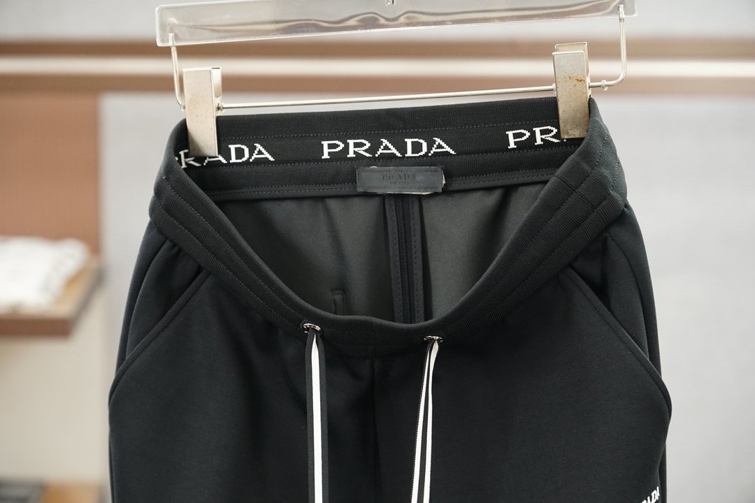Prada普拉达-2026🧚‍♀️➕🍉秋冬款新款休闲裤!官网同步发售。品牌经典logo休闲裤，定制加厚羊毛莫代尔空气层面