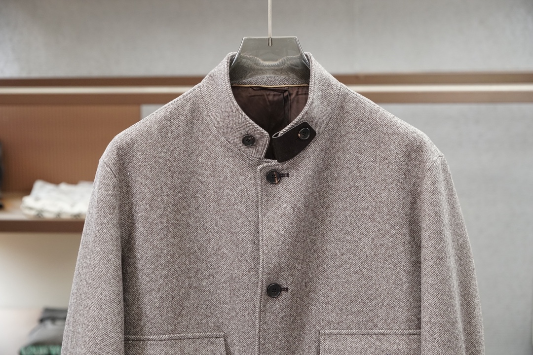 Loro Piana，高端定制羊毛加厚外套🧥🍮🥜加厚羊毛实穿性强 风格独特。🍆🍫🐠材质，质感细腻硬朗光滑！时尚复古风格浓