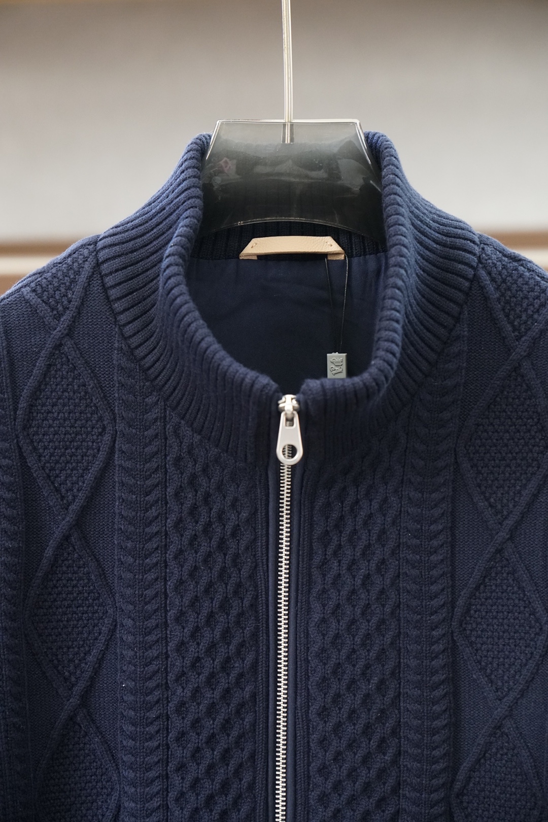 Loro Piana，2026秋冬系列上新✨   🍆🍋‍🟩🥝秋冬新品🆕时尚休闲男士加厚羊毛提花针织外套！高级定制成衣系列