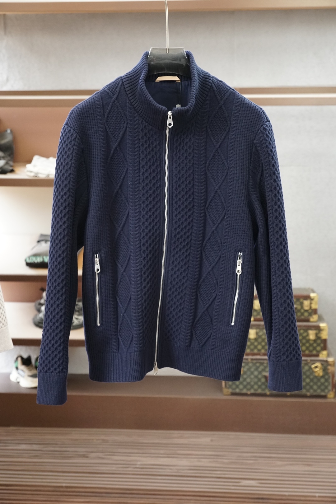 Loro Piana，2026秋冬系列上新✨   🍆🍋‍🟩🥝秋冬新品🆕时尚休闲男士加厚羊毛提花针织外套！高级定制成衣系列