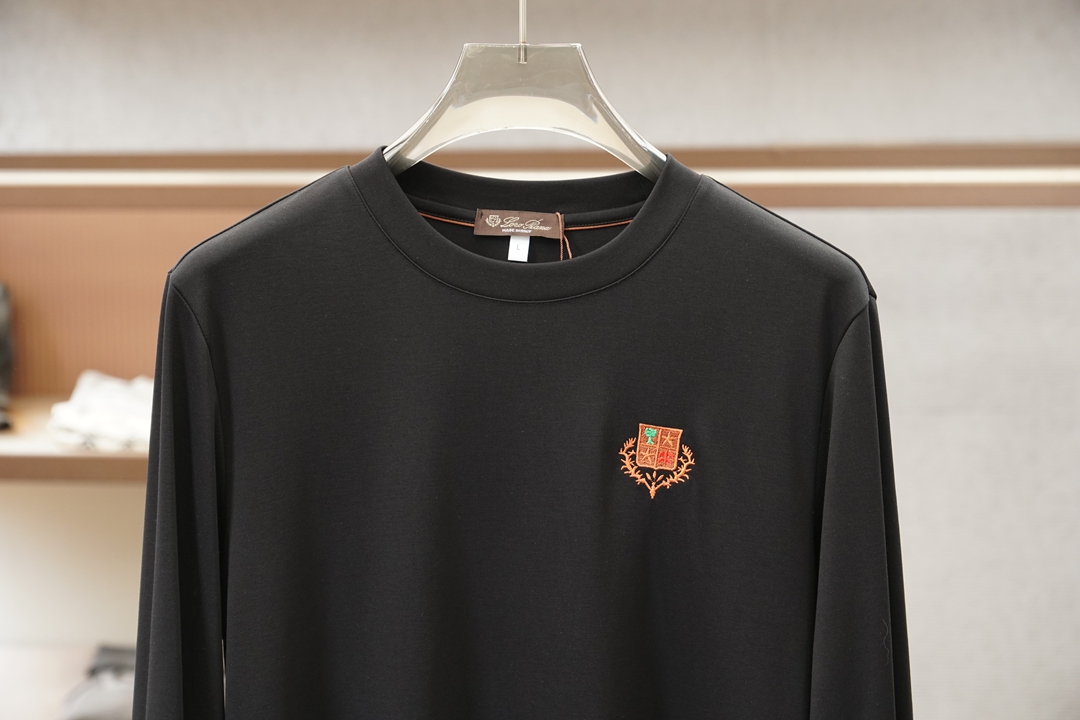 Loro Piana，26新品字母提花标贴莫代尔棉长袖T恤，正面胸前饰新季简约字母标贴设计彰显精致优雅气质，尽显这款T恤