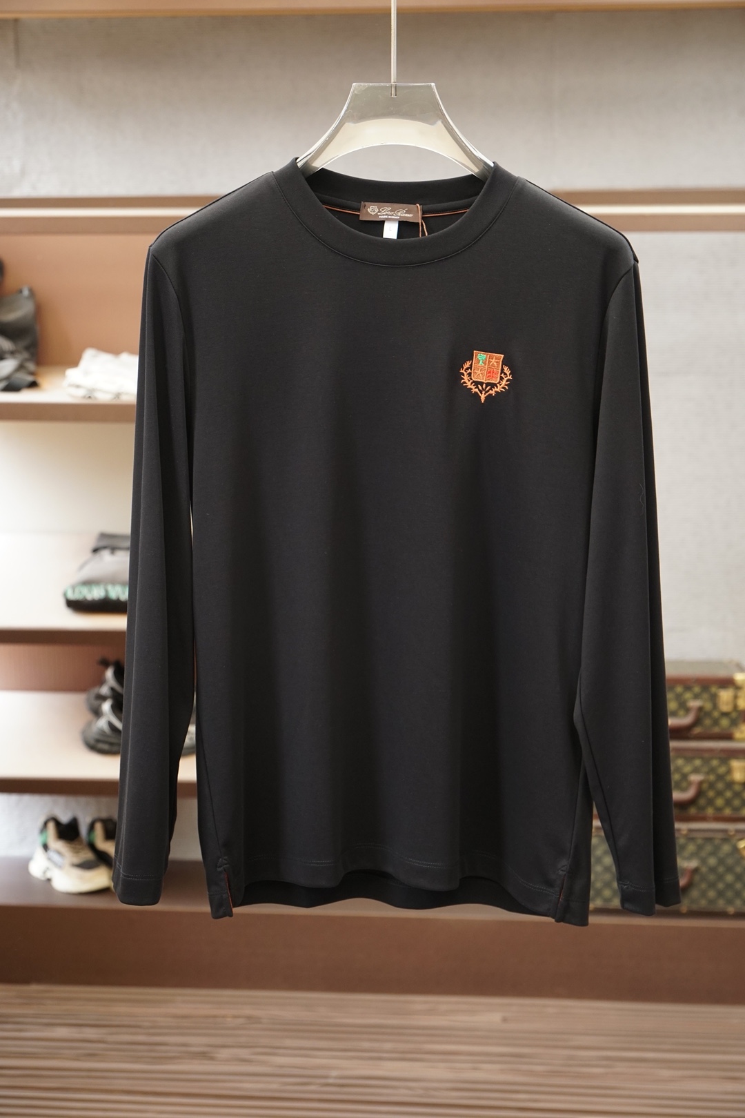 Loro Piana，26新品字母提花标贴莫代尔棉长袖T恤，正面胸前饰新季简约字母标贴设计彰显精致优雅气质，尽显这款T恤