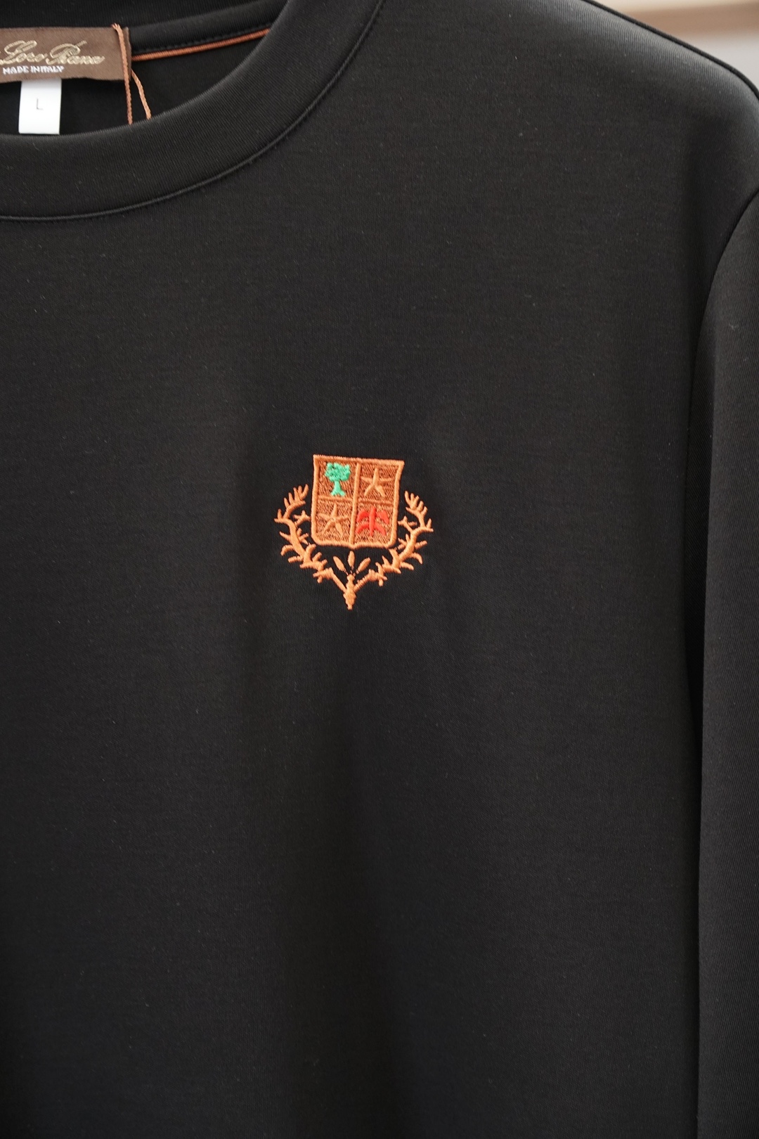 Loro Piana，26新品字母提花标贴莫代尔棉长袖T恤，正面胸前饰新季简约字母标贴设计彰显精致优雅气质，尽显这款T恤