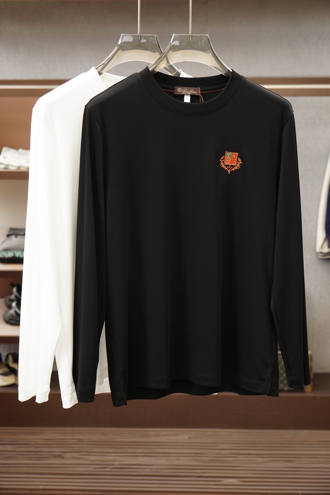 Loro Piana，26新品字母提花标贴莫代尔棉长袖T恤，正面胸前饰新季简约字母标贴设计彰显精致优雅气质，尽显这款T恤