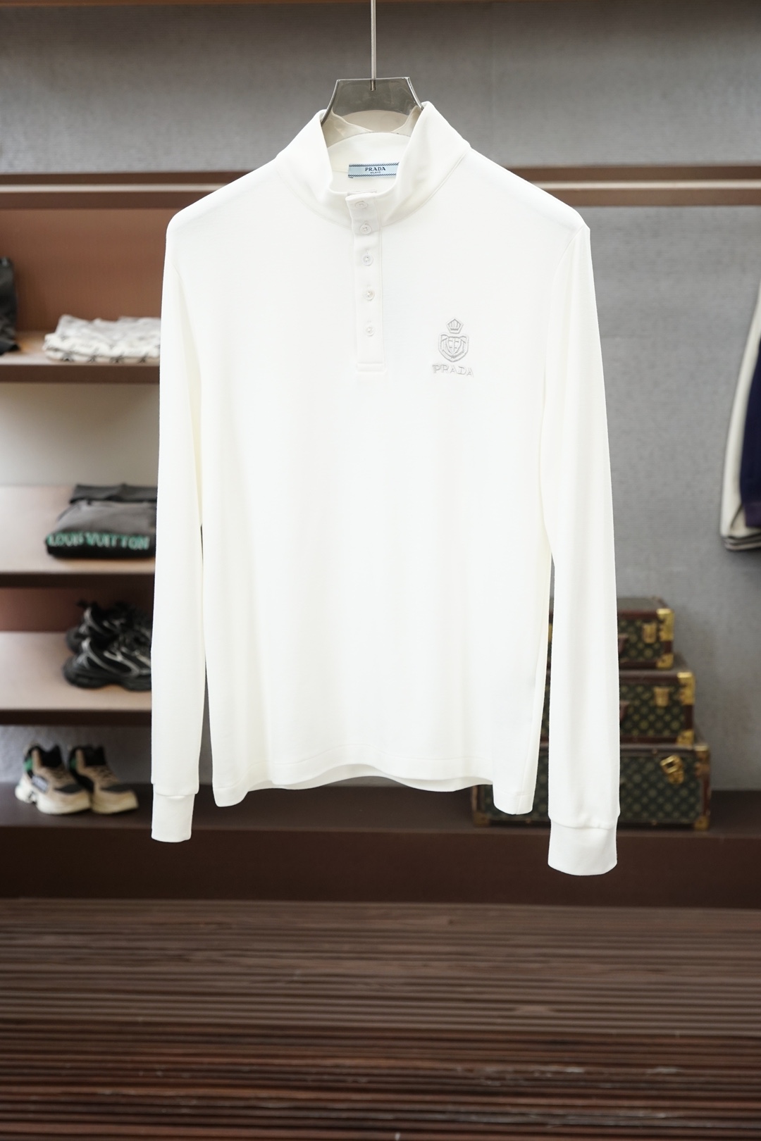 Prada普拉达-2026ss新品上线🔥🔥🔥 经典焕新高端珠地领Polo衫 面料黑科技，穿出来的舒适奢感，采用双面珠地网