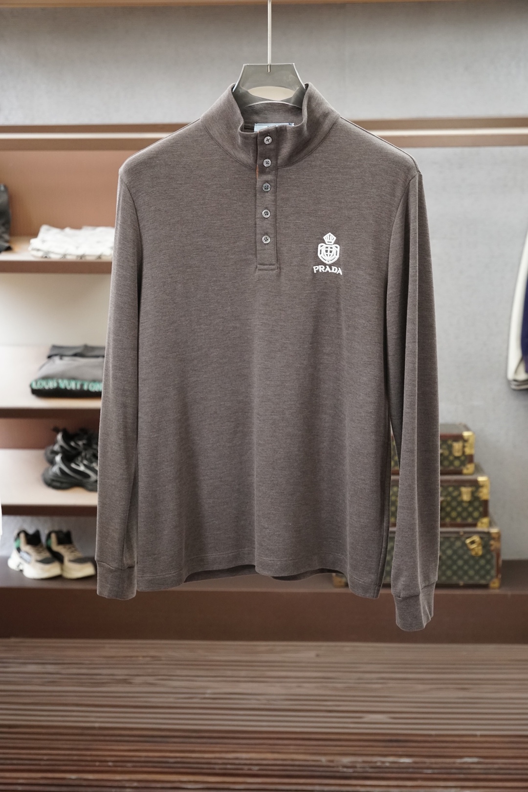 Prada普拉达-2026ss新品上线🔥🔥🔥 经典焕新高端珠地领Polo衫 面料黑科技，穿出来的舒适奢感，采用双面珠地网